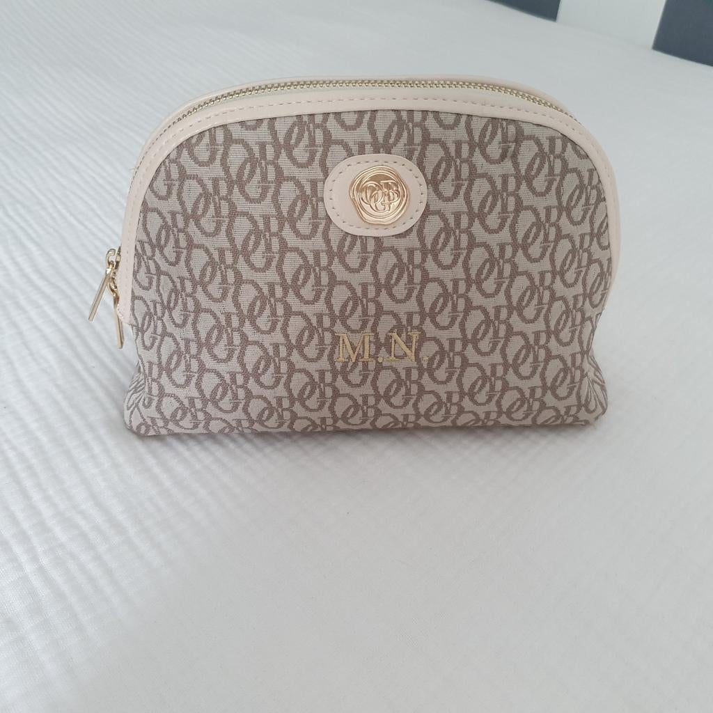 Olcay Gulsen make-up tasje met initialen M.N., Ophalen of Verzenden, Zo goed als nieuw, Beige, Dame