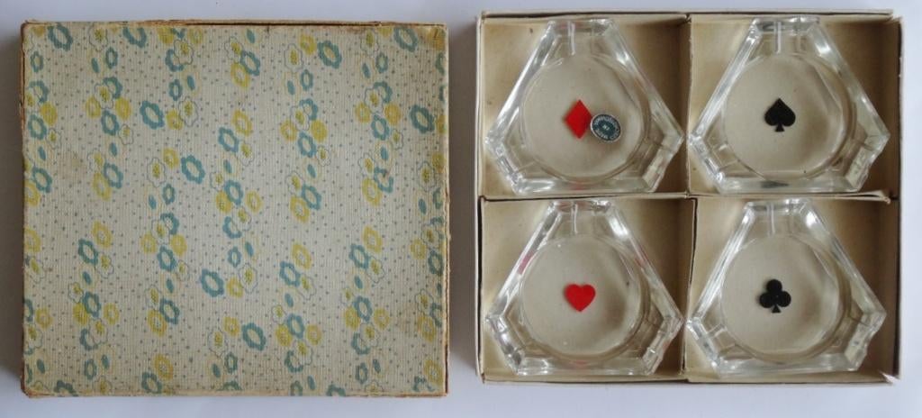 Antiek doosje met 4 glazen asbakjes met speelkaart motief, Antiek en Kunst, Curiosa en Brocante, Ophalen of Verzenden