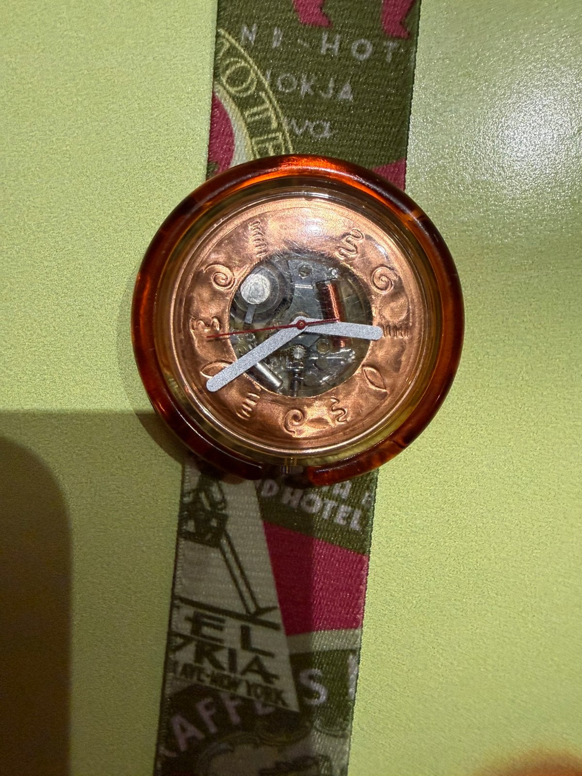 Vintage pop Swatch horloge hotel Paris nieuwstaat, Ophalen of Verzenden, Zo goed als nieuw, Kunststof, Swatch