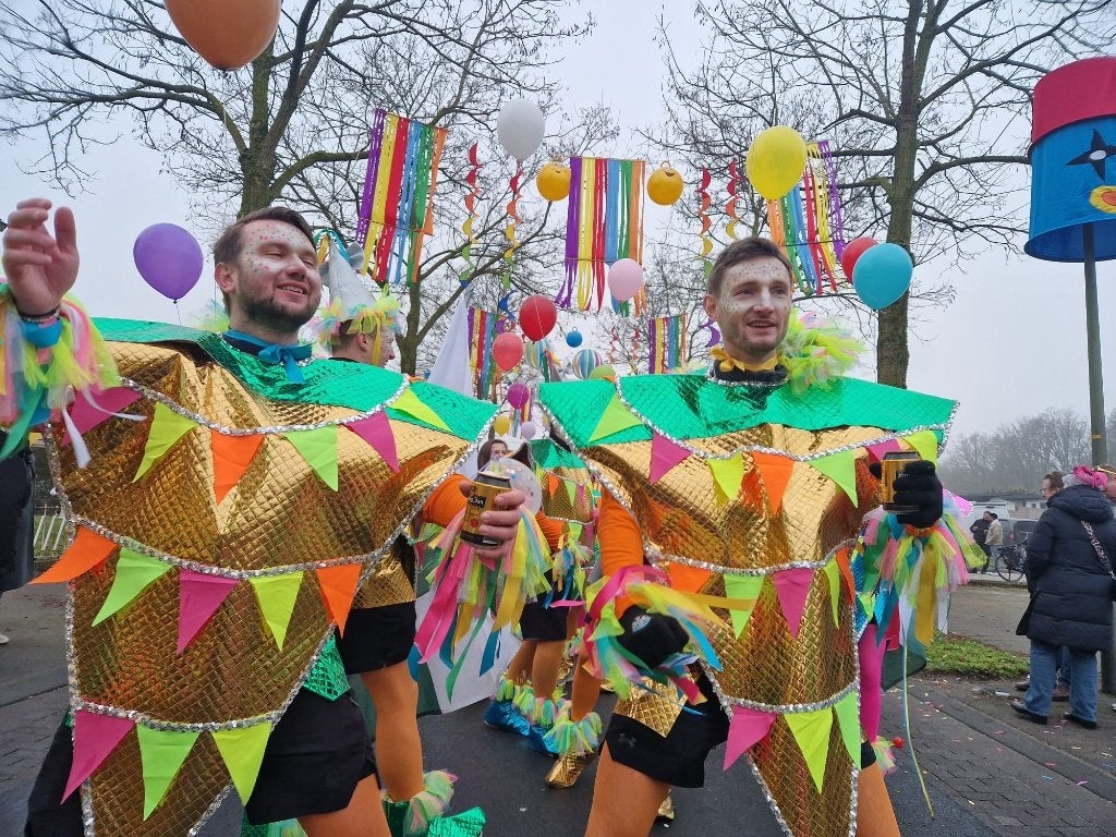 Foto 6 van Carnavalskleding loopgroep optocht/stoet vlaggentjes pakken