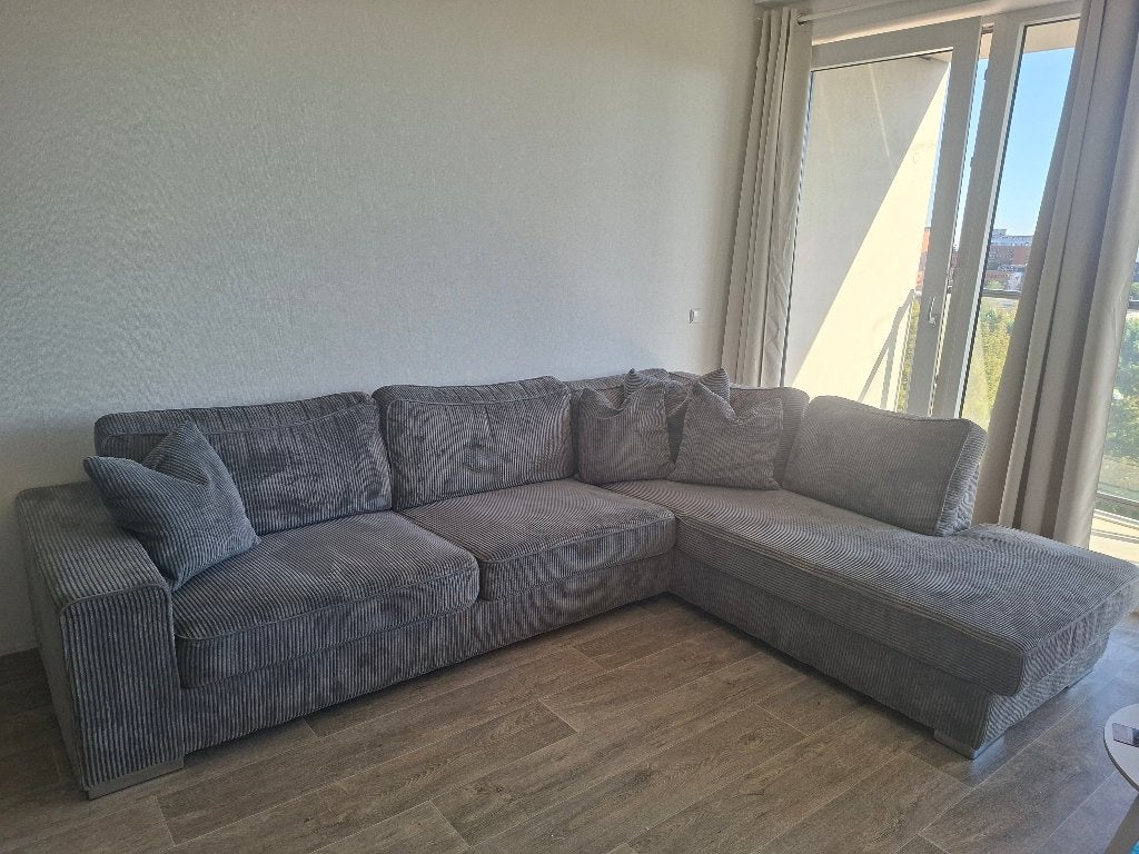 Royale Grijze Ribstof Hoekbank – Seats and Sofas, Huis en Inrichting, Ophalen, Gebruikt, Hoekbank, 300 cm of meer