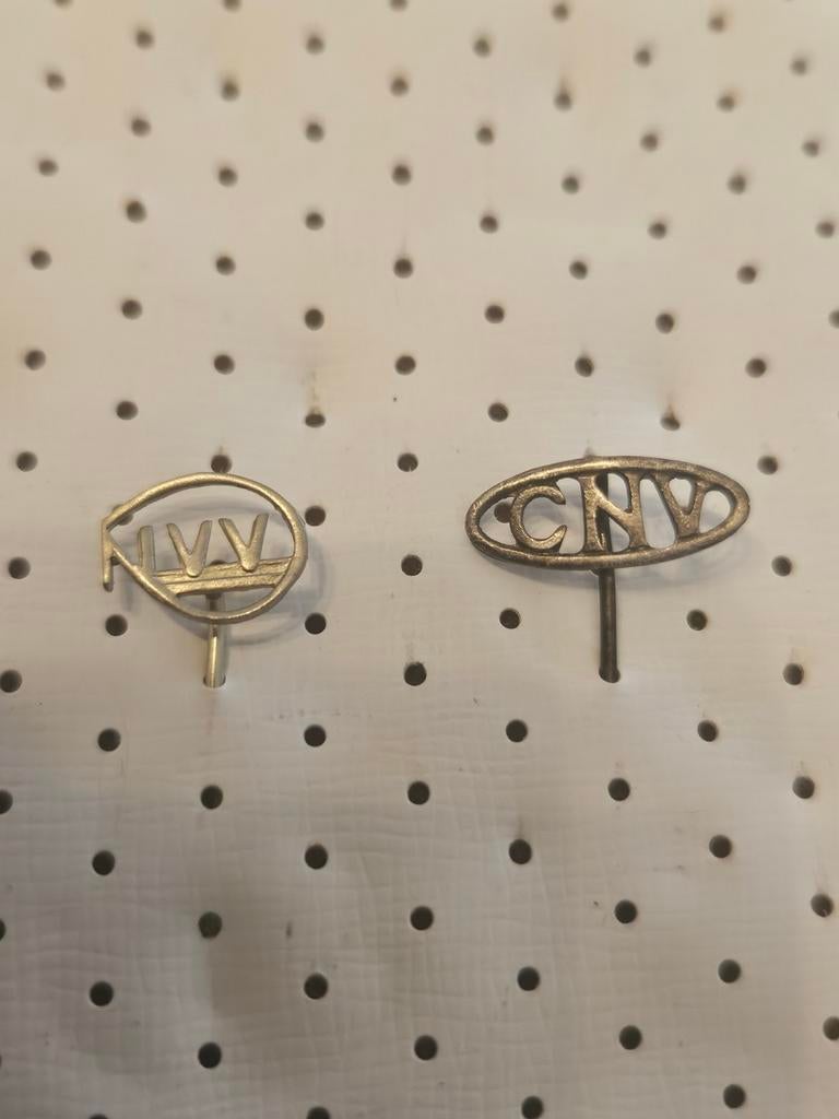 Twee pins / speldjes vakbonden NVV en CNV, Ophalen of Verzenden, Gebruikt, Overige onderwerpen, Speldje of Pin