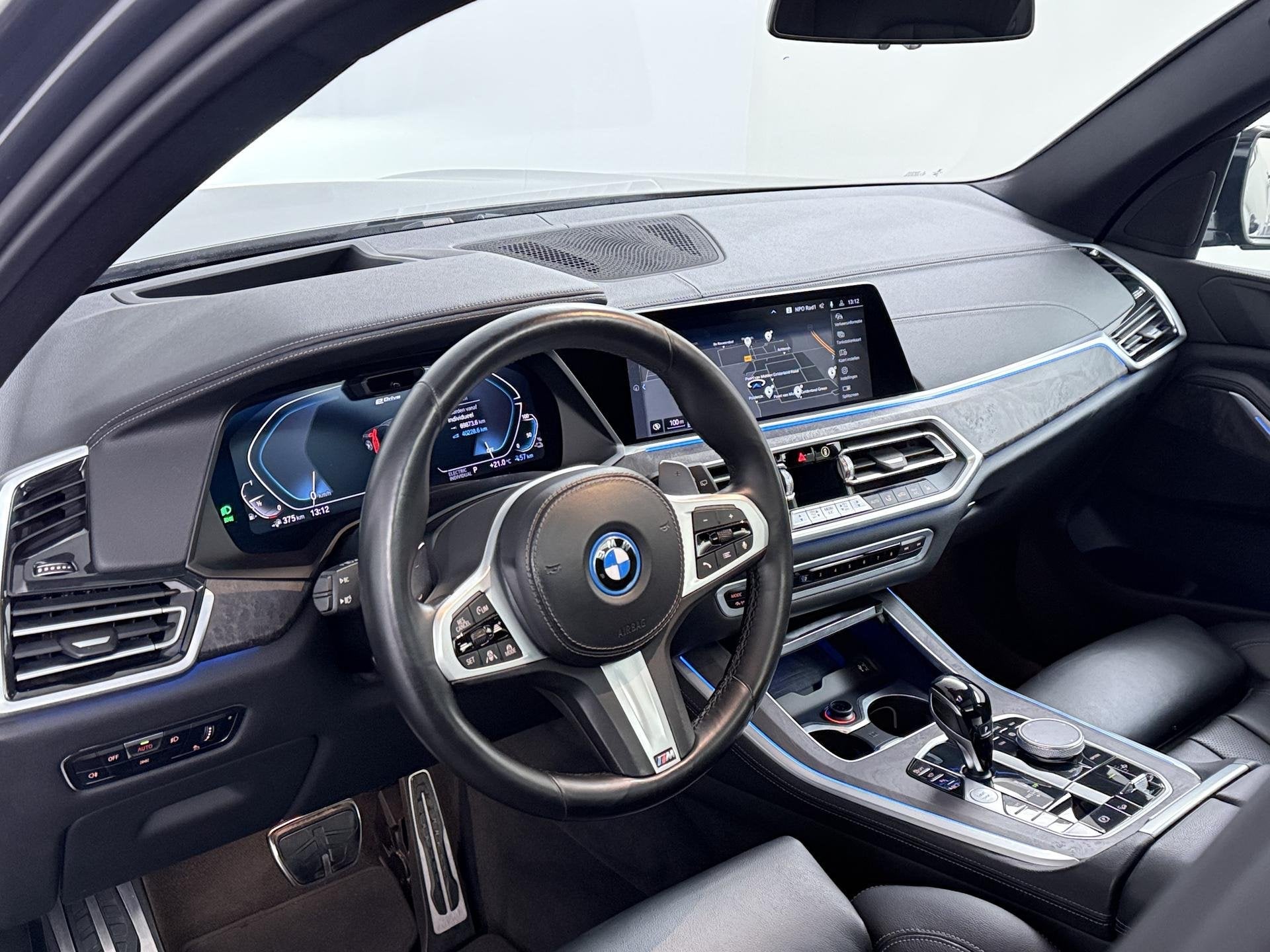 BMW X5 xDrive45e High Executive | Trekhaak | Pano | Luchtver, Auto's, BMW, Lichtsensor, Gebruikt, 394 pk, Vierwielaandrijving