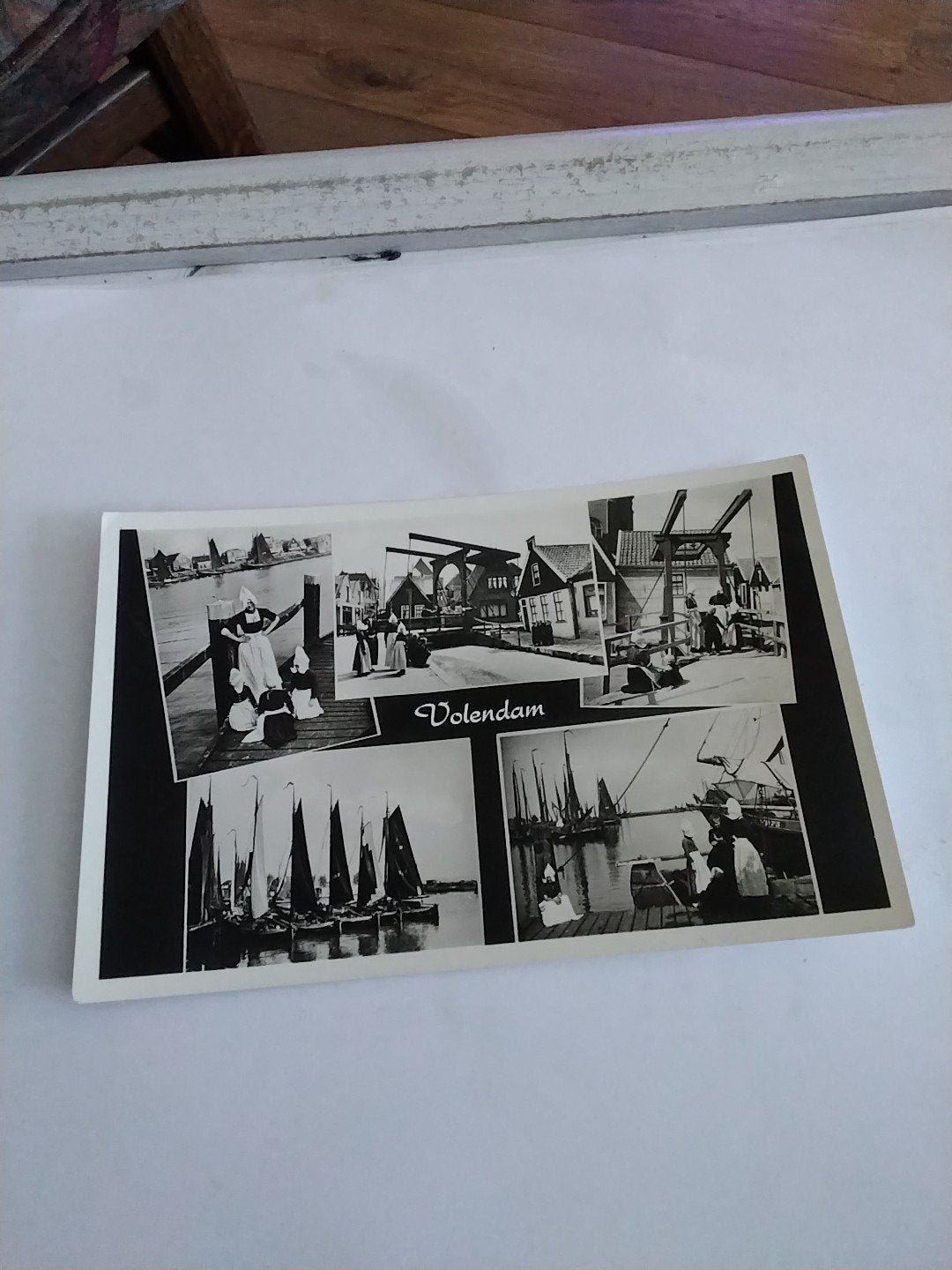 Vintage Volendam Ansichtkaart - Zwart-wit Collage, Ophalen of Verzenden, 1940 tot 1960, Gelopen, Noord-Holland