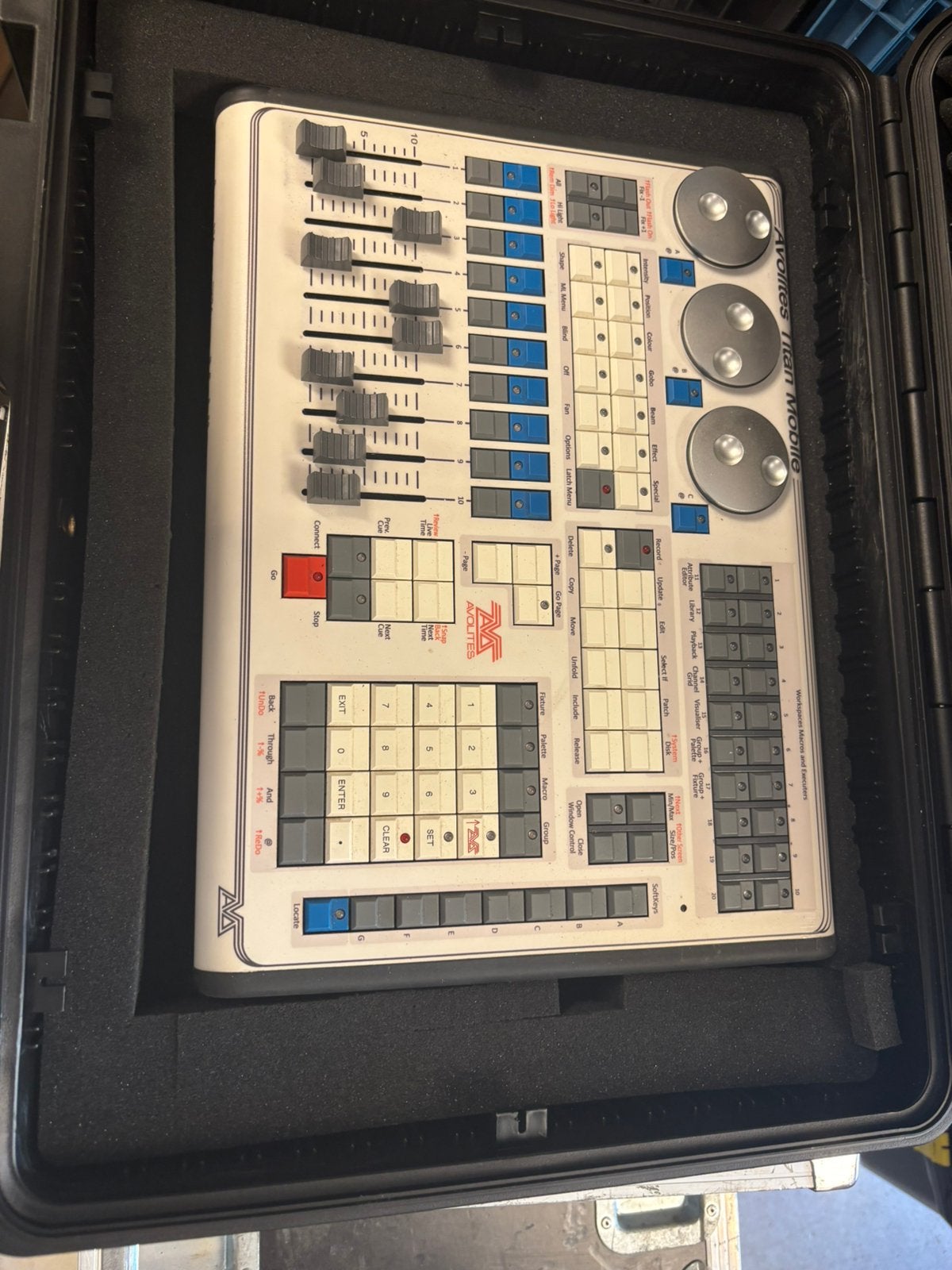 Avolites Titan Mobile + 24 inch Dell touch PC in flightcase, Ophalen, Gebruikt, Licht
