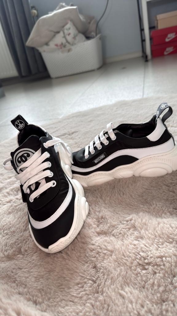 De schoenen zijn nog niet gedraagen., Kleding | Dames, Schoenen, Ophalen of Verzenden, Zo goed als nieuw, Zwart, Sneakers of Gympen