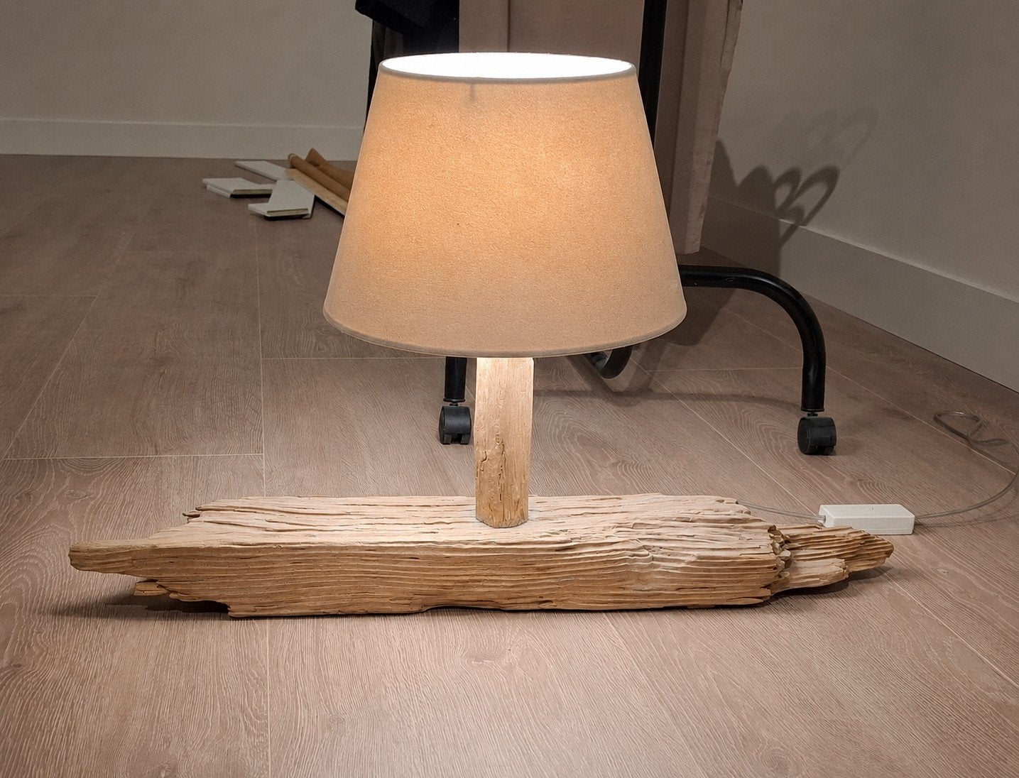 Gezellig dimbaar lampje van drijfhout, Huis en Inrichting, Lampen | Tafellampen, Ophalen, Gebruikt, Stof, Minder dan 50 cm