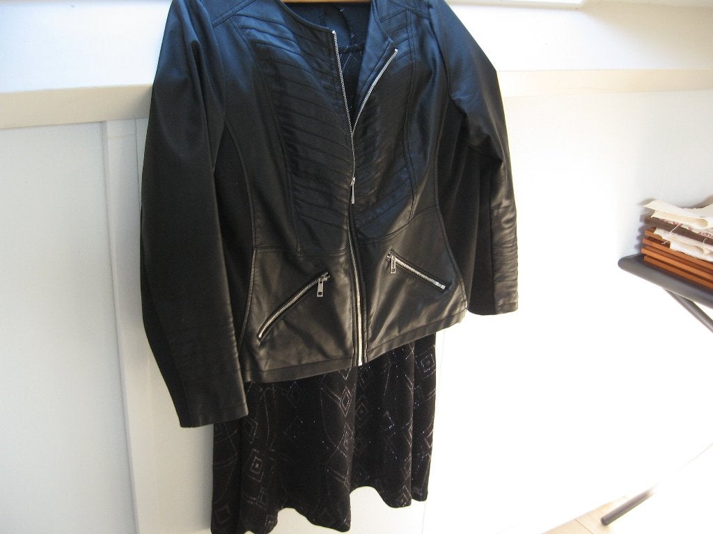 glitter jurk m 48 + nep leren jasje zwart samen €20,-  MS, Ophalen of Verzenden, Zo goed als nieuw, Maat 46/48 (XL) of groter