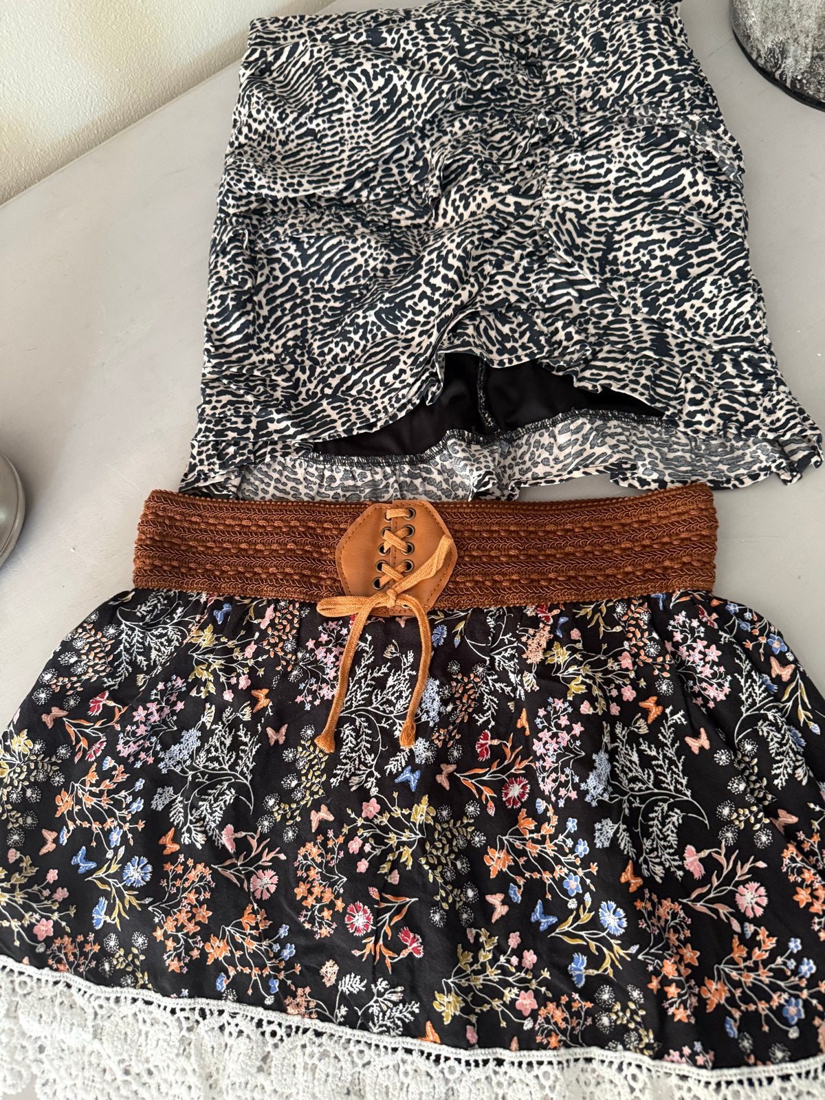 2 leuke zwierige rokjes: tijgerprint (Stradivarius) & bruin, Kleding | Dames, Maat 38/40 (M), Meerkleurig, Ophalen of Verzenden