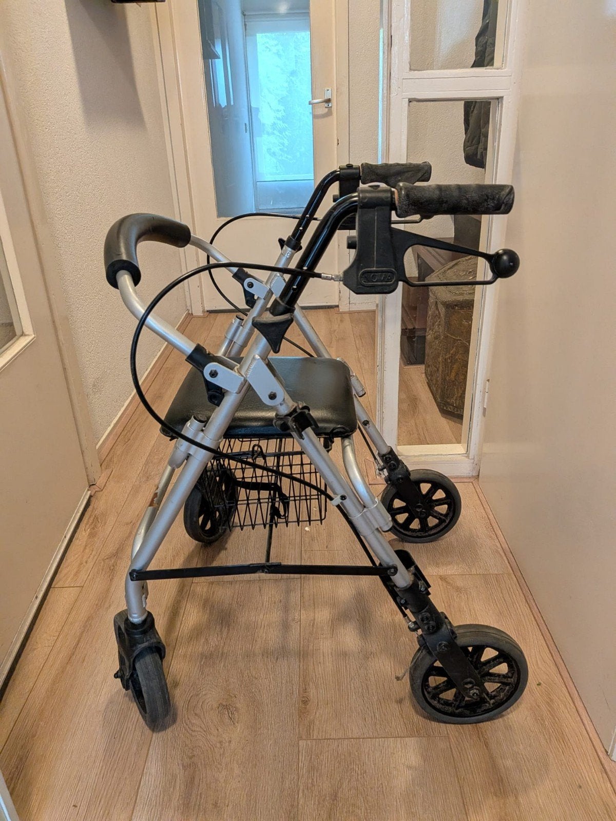 Rollator. grijs met zwart, Ophalen, Gebruikt