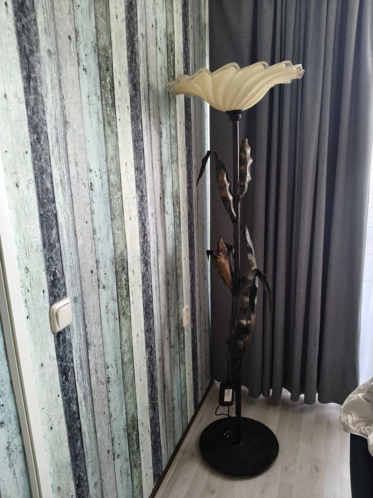 Decoratieve staande lamp met bloemvormige kap, Huis en Inrichting, Lampen | Vloerlampen, Gebruikt, E27 (groot), Glas, 150 tot 200 cm