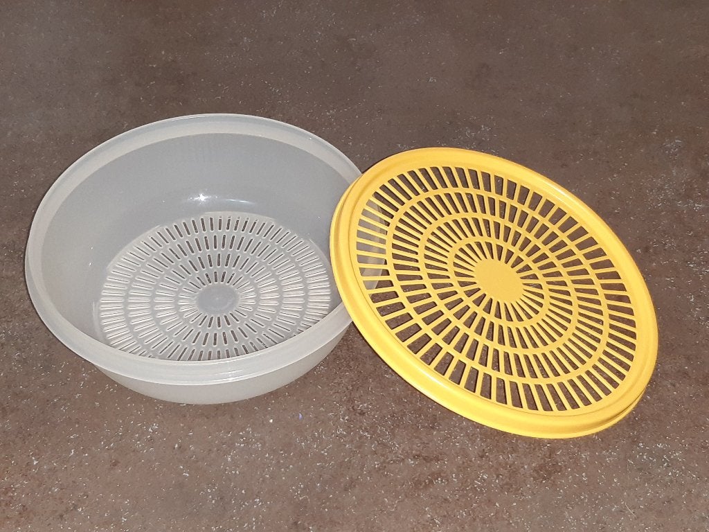 Tupperware vergiet schaal / uitlek schaal geel nieuwstaat, Huis en Inrichting, Keuken | Tupperware, Zo goed als nieuw, Schaal