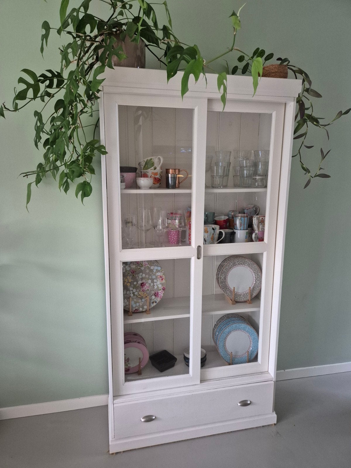Witte houten kast met glazen schuifdeuren, Huis en Inrichting, Kasten | Vitrinekasten, Ophalen, Gebruikt, Met deur(en), Glas