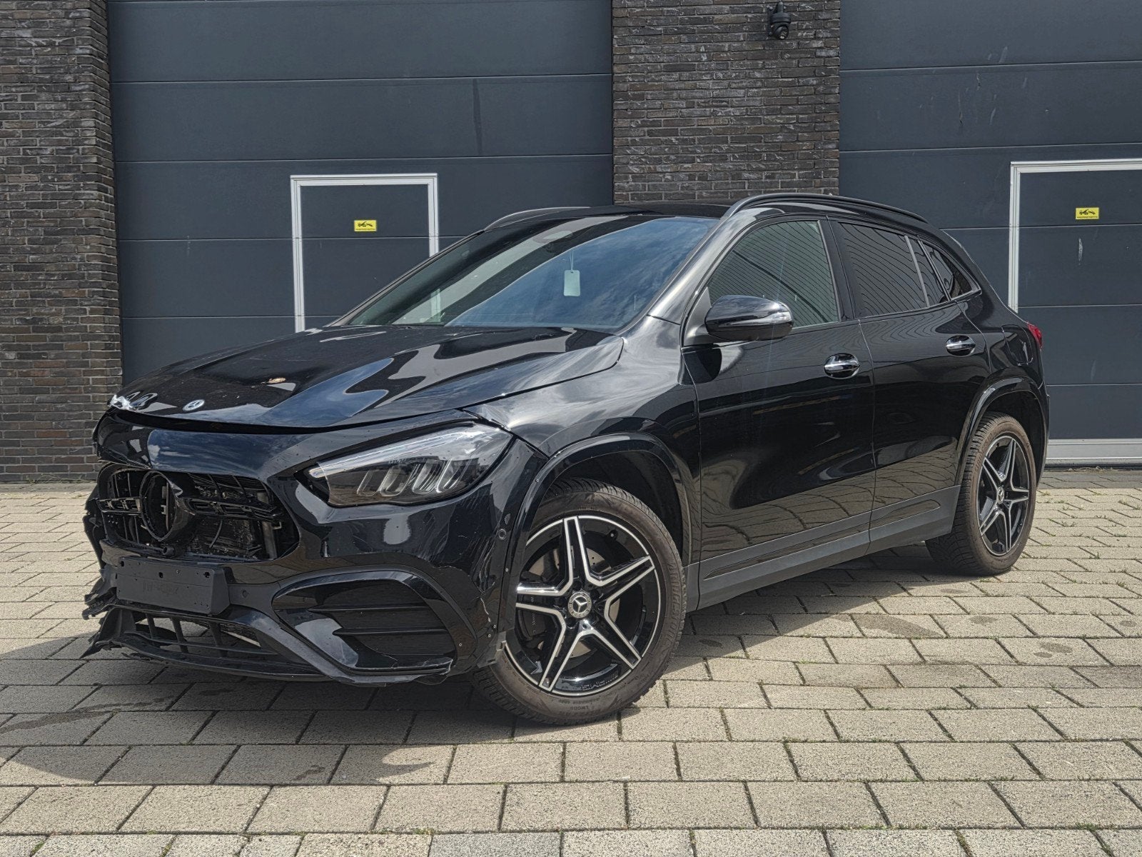 Mercedes GLA 250e 2024 AMG Facelift Zwart Pano Sfeer Carbon, Auto diversen, Schadeauto's, Ophalen, Zwart, Benzine