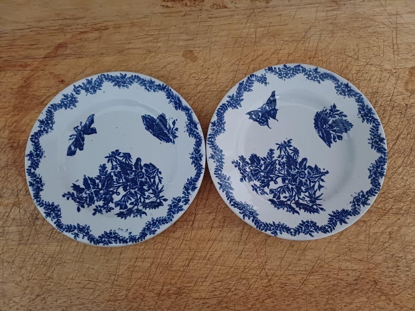 Bijzondere antieke Bordjes van A.M.C. met Vlinders blauw, Antiek en Kunst, Antiek | Servies los, Verzenden
