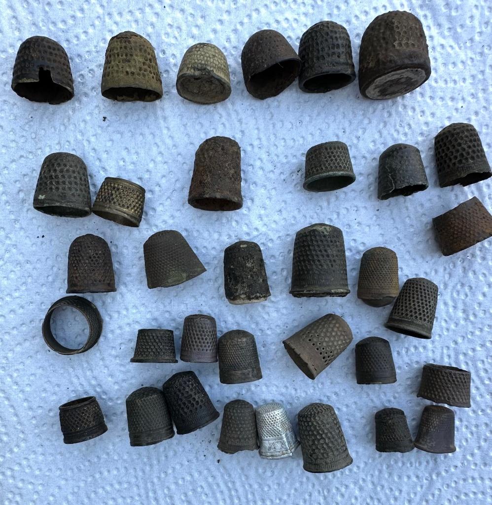 lot vingerhoedjes incl middeleeuwse hand-geputte exemplaren, Ophalen of Verzenden, Koper