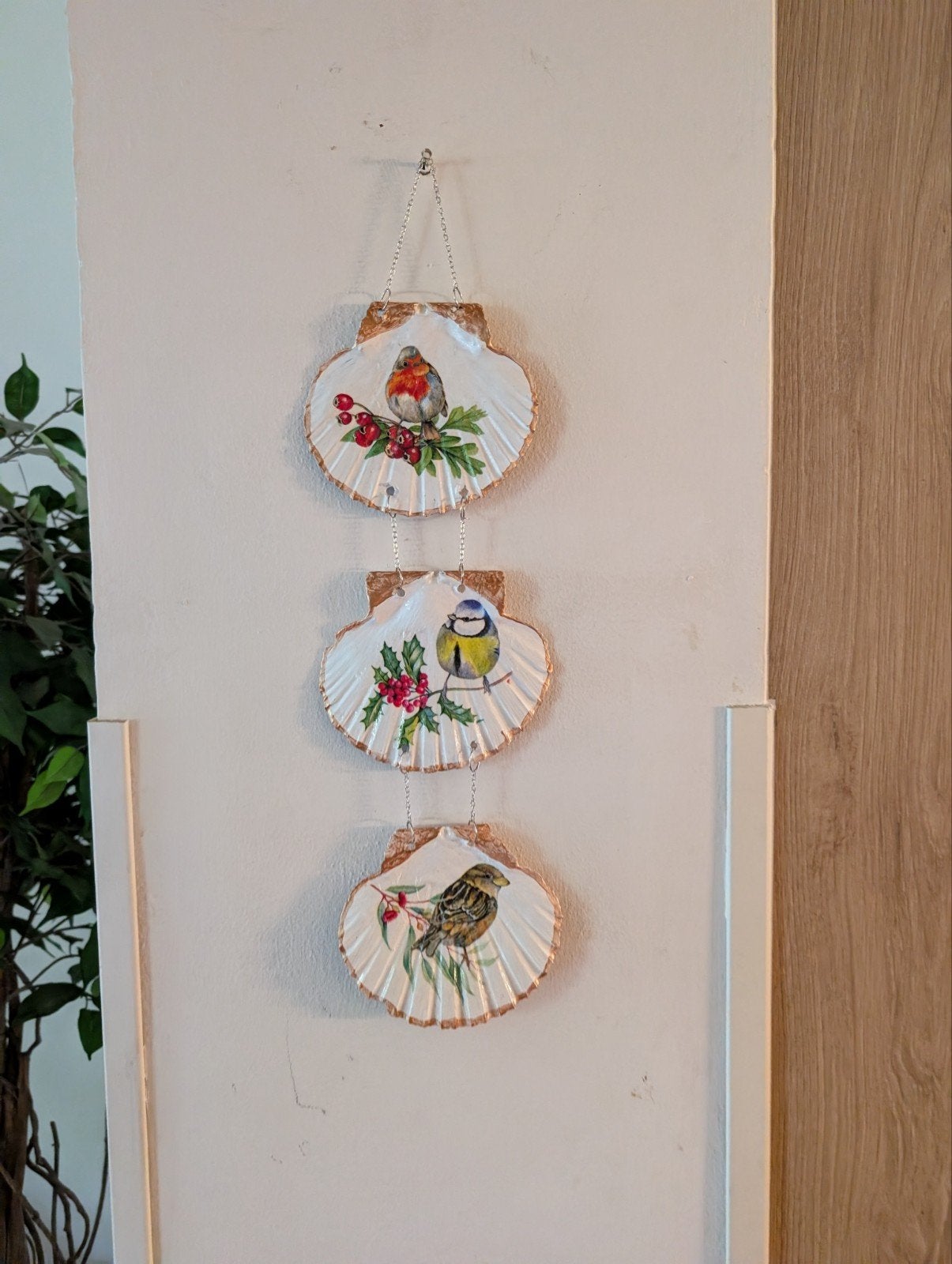 Jacobsschelpen Hanger met Roodborstje, Pimpelmees en Musje, Ophalen of Verzenden