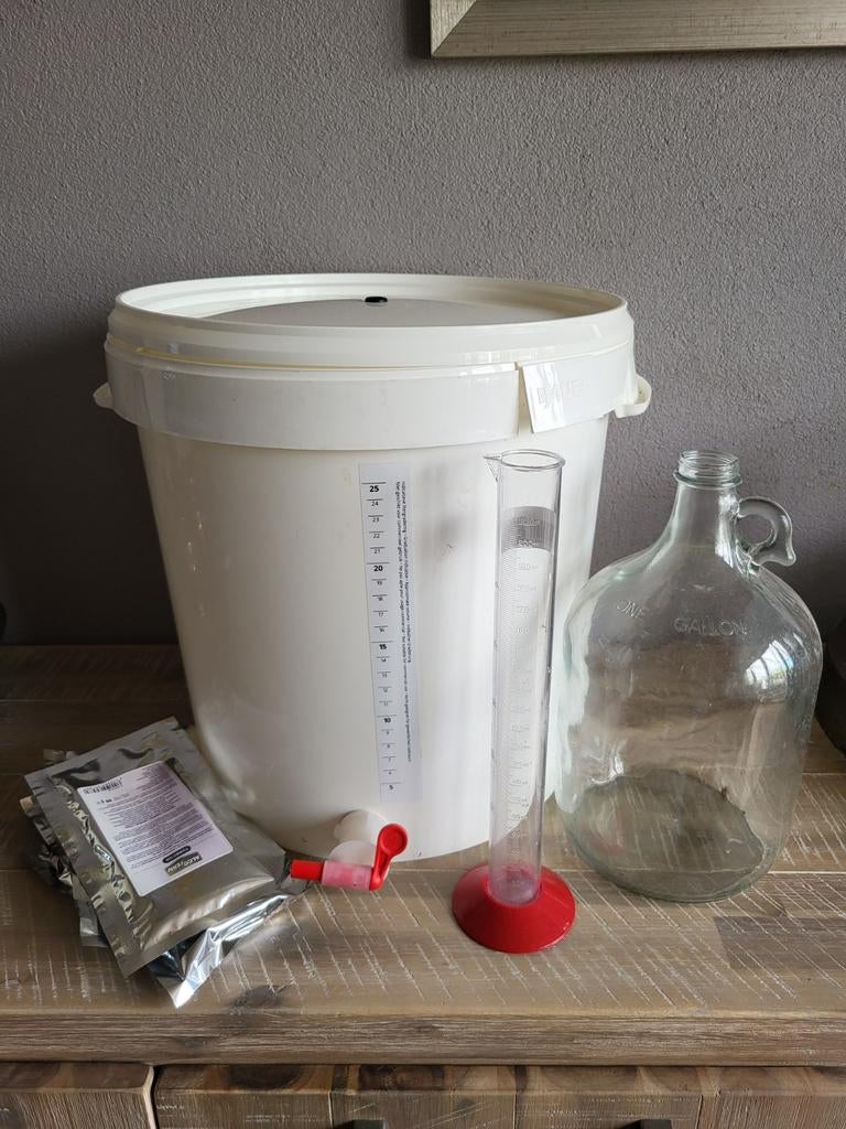 Groot vergistingsvat en glazen fles, Ophalen