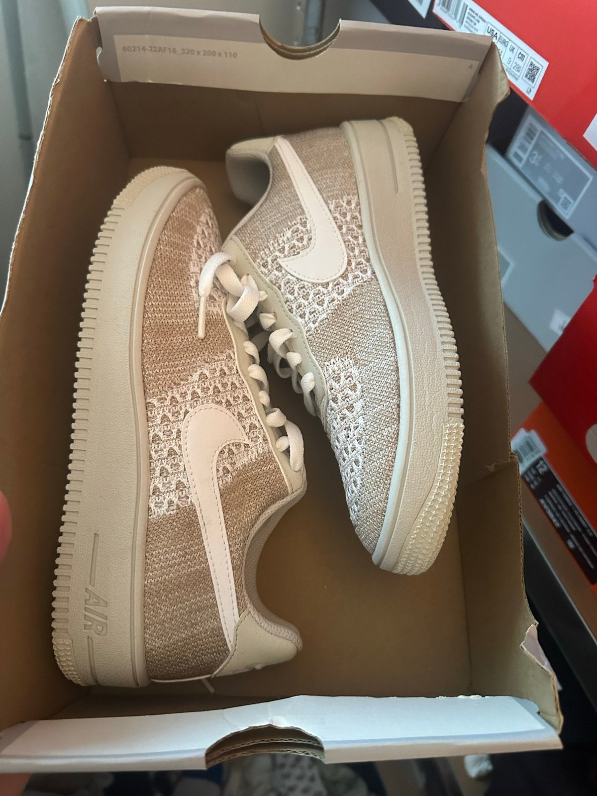 Nike Air Force 1 Flyknit 2.0 - Zo goed als nieuw, Kleding | Dames, Beige, Nieuw, Ophalen of Verzenden, Sneakers of Gympen