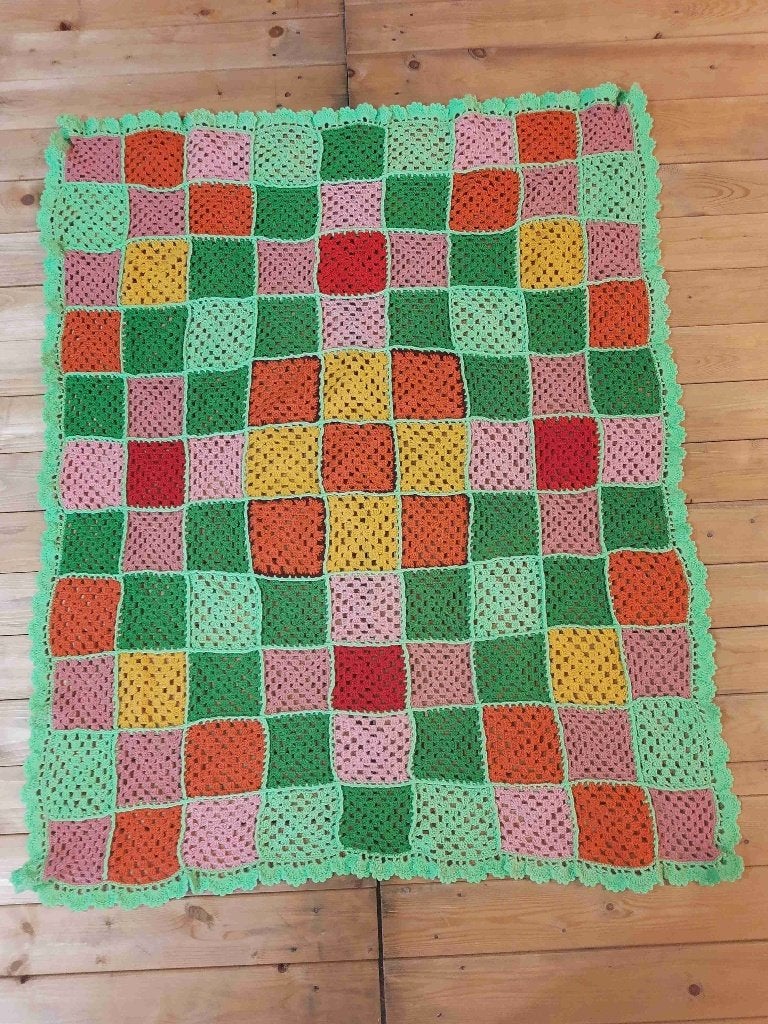 Vintage gehaakte woondeken vakjes granny stijl 125/102