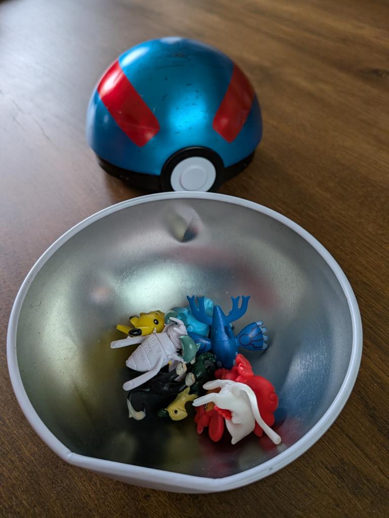 Grote pokemon ball met Pokemon 8 Pokemon figuren, Kinderen en Baby's, Speelgoed | Actiefiguren, Ophalen of Verzenden, Gebruikt