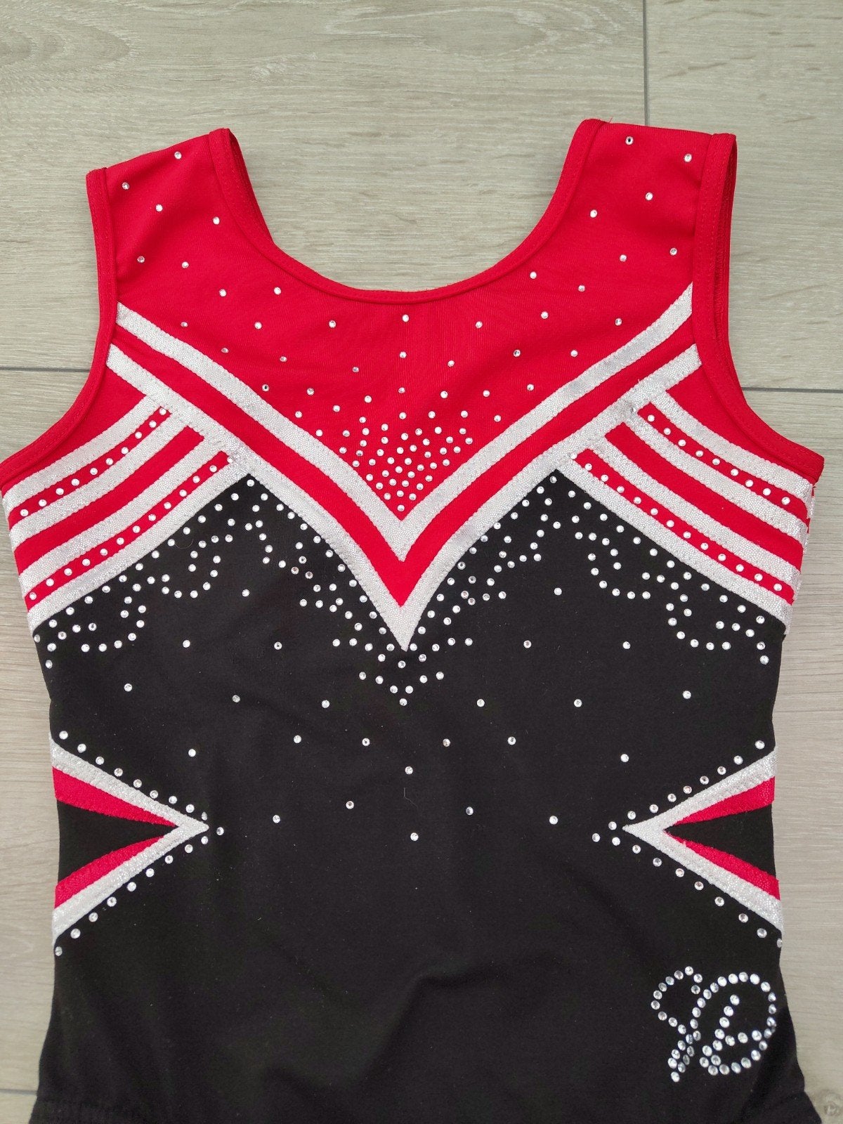 Turnpakje Wilhelmina  Rood Zwart met Strass - Maat AXS, Sport en Fitness, Turnen, Zwart, Overige typen, Zo goed als nieuw, Kindermaat 122 t/m 140