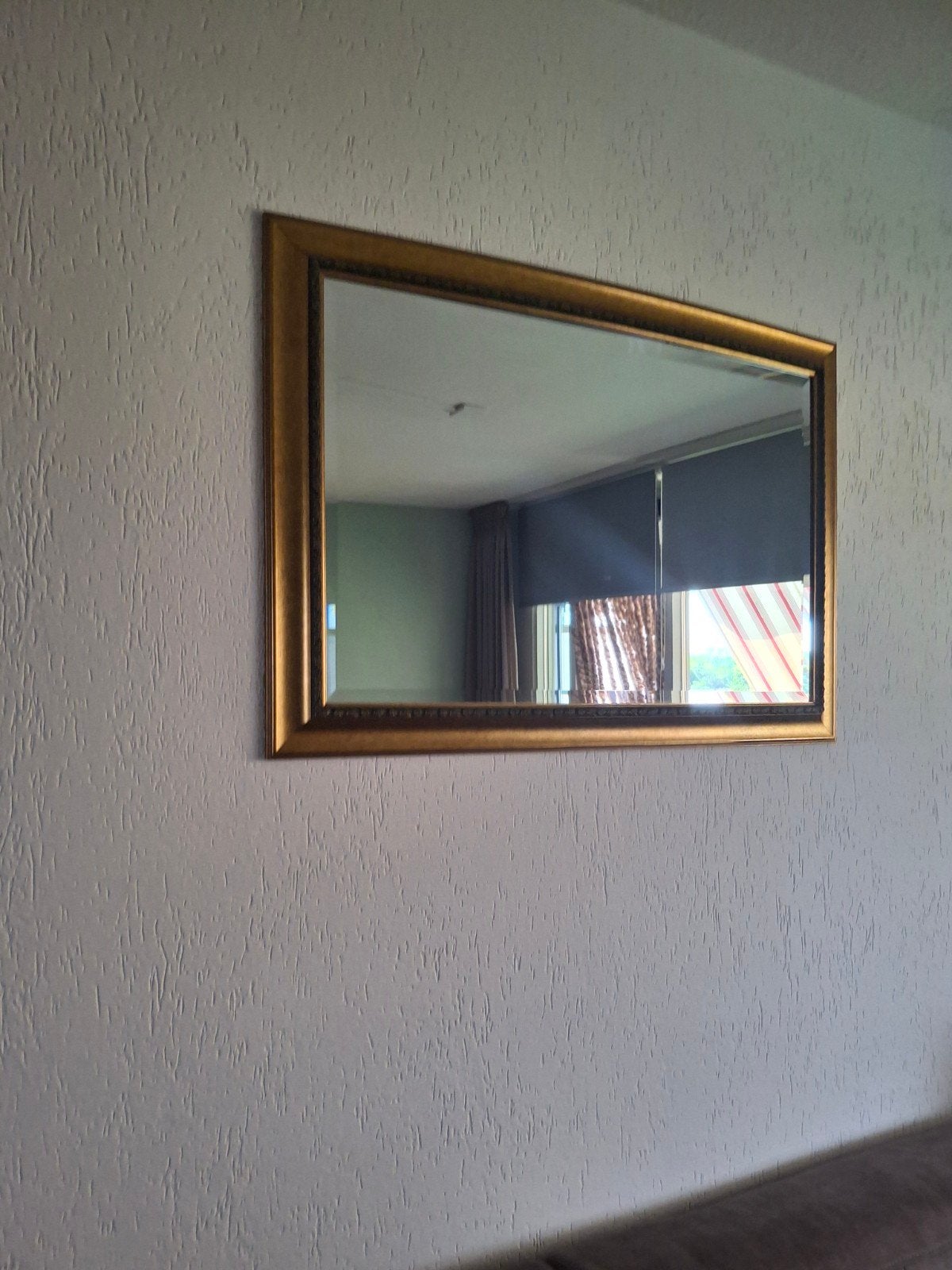 Gouden spiegel met sierlijke lijst, Ophalen of Verzenden, Zo goed als nieuw, Rechthoekig, Minder dan 100 cm