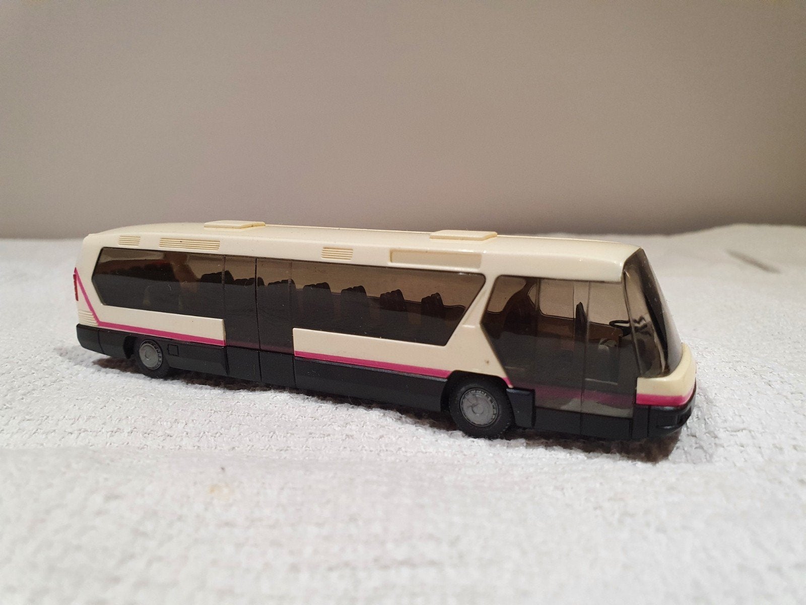 Rietze Neoplan Metroliner bus 1:87 zwart/wit met rode bies, Ophalen of Verzenden, Gebruikt, Bus of Vrachtwagen, Rietze