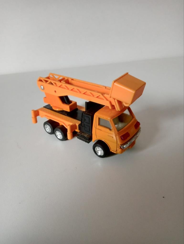 Oranje speelgoed hoogwerker vrachtwagen, Ophalen of Verzenden, Gebruikt
