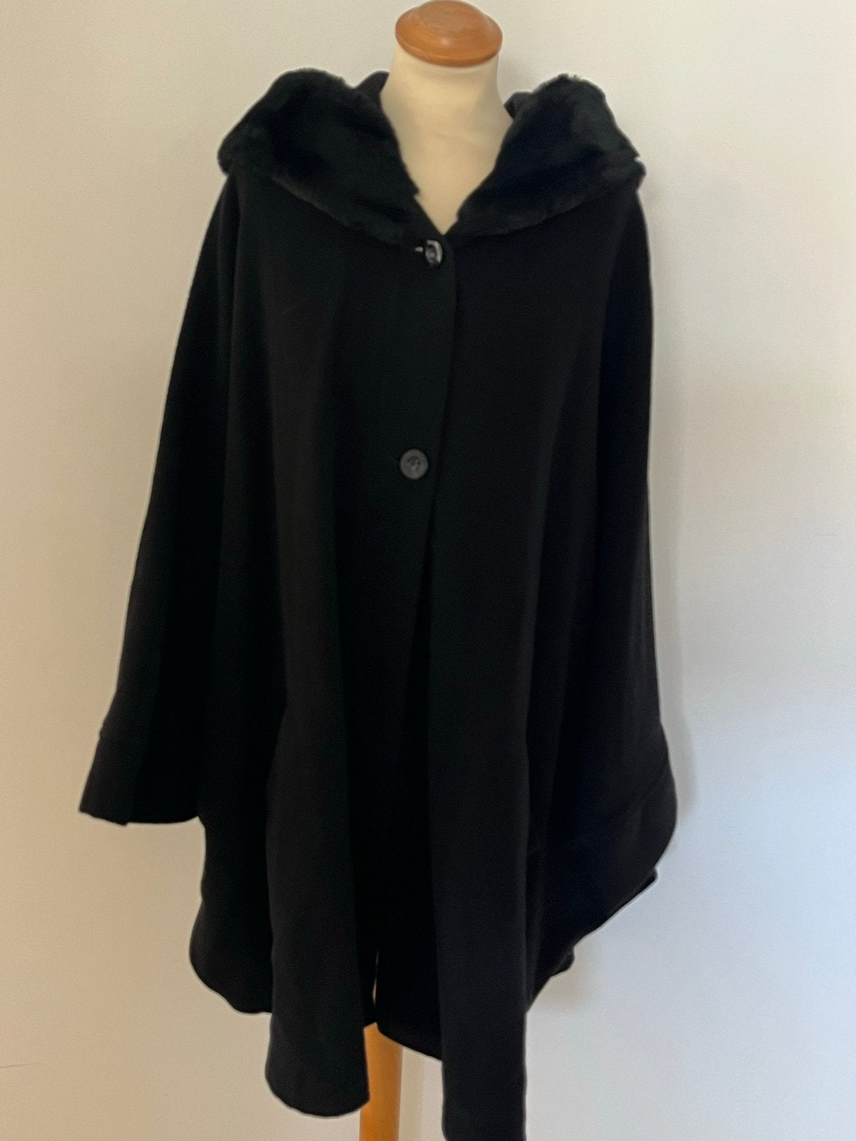 Zwarte cape met imitatiebont kraag, Kleding | Dames, Jassen | Winter, Ophalen of Verzenden, Gedragen, Maat 38/40 (M), Zwart