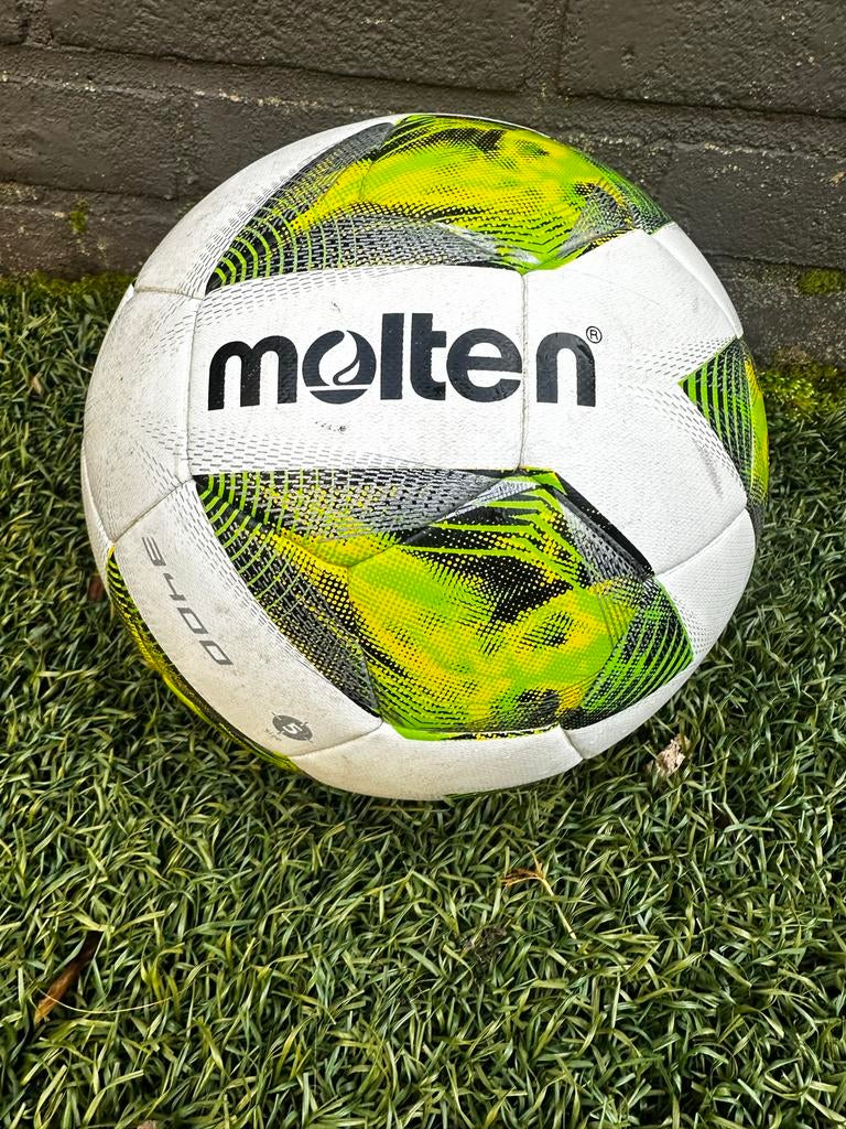 Molten voetbal groen/wit met kleine scheur, Sport en Fitness, Voetbal, Ophalen of Verzenden, Gebruikt, Bal