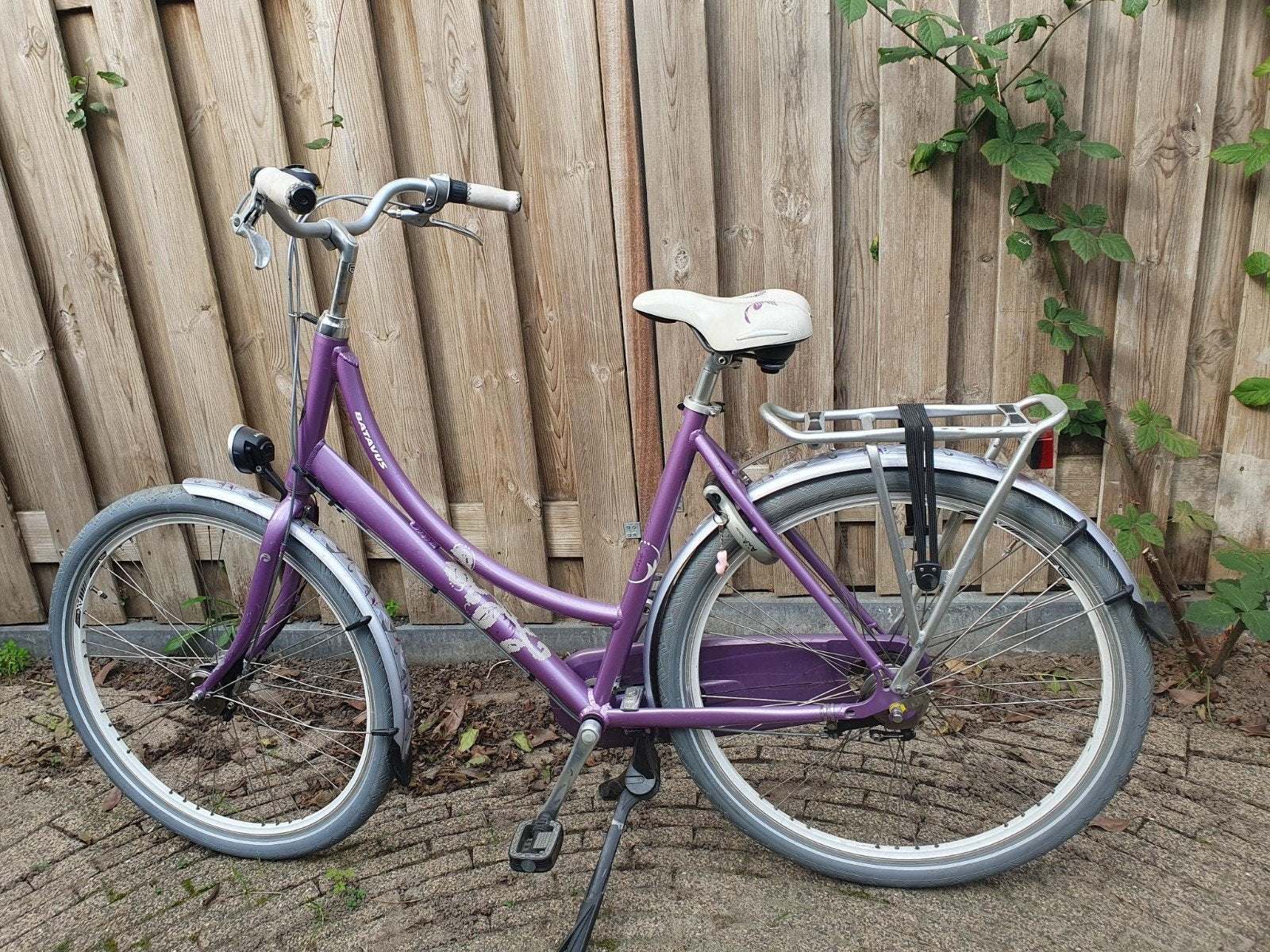 Foto 2 van Batavus Diva Damesfiets 28 inch - Paars