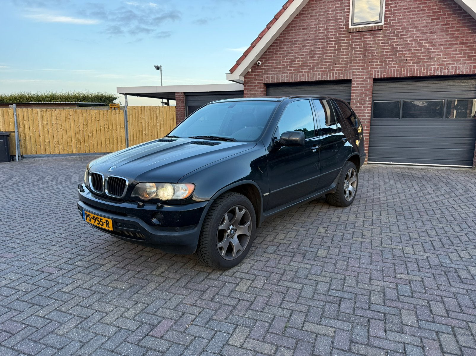BMW X5, 183 pk, 255 €/maand, Zwart, 10 km/l