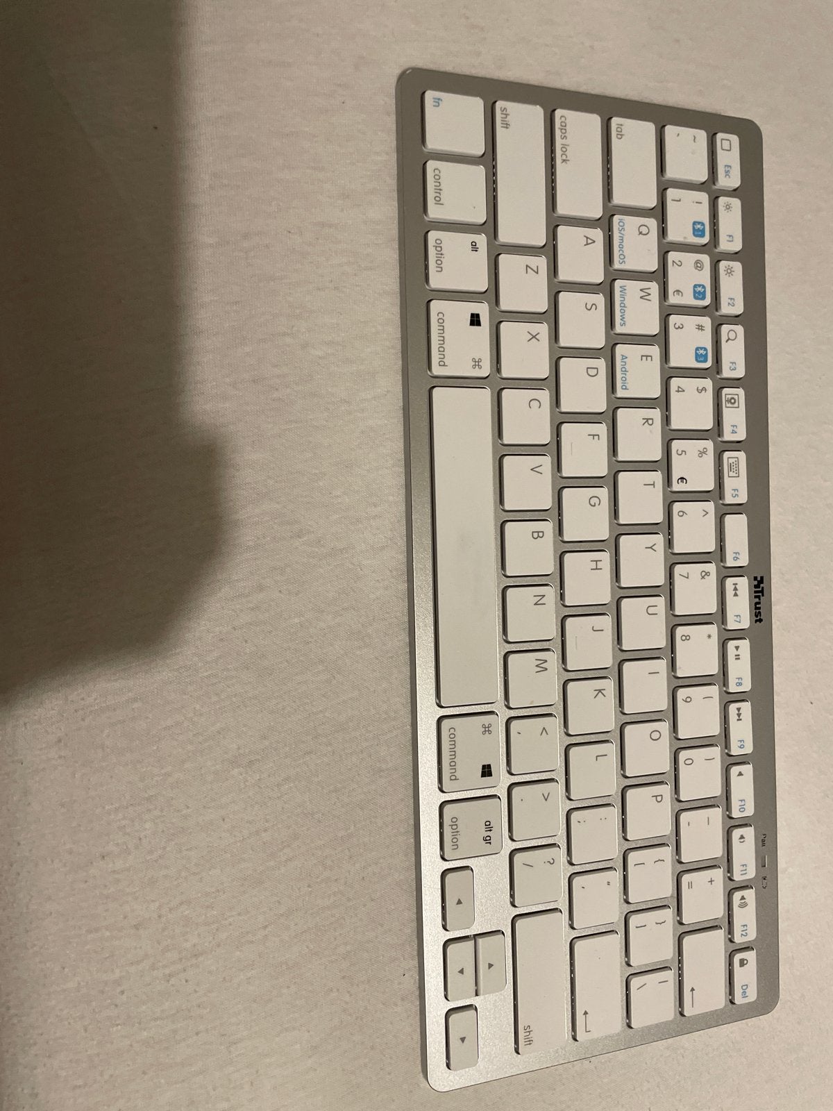 Se-one (airpods) met scherm + Trust toetsenbord Bluetooth, Draadloze ontvanger, Ophalen of Verzenden, Zo goed als nieuw, Draadloos