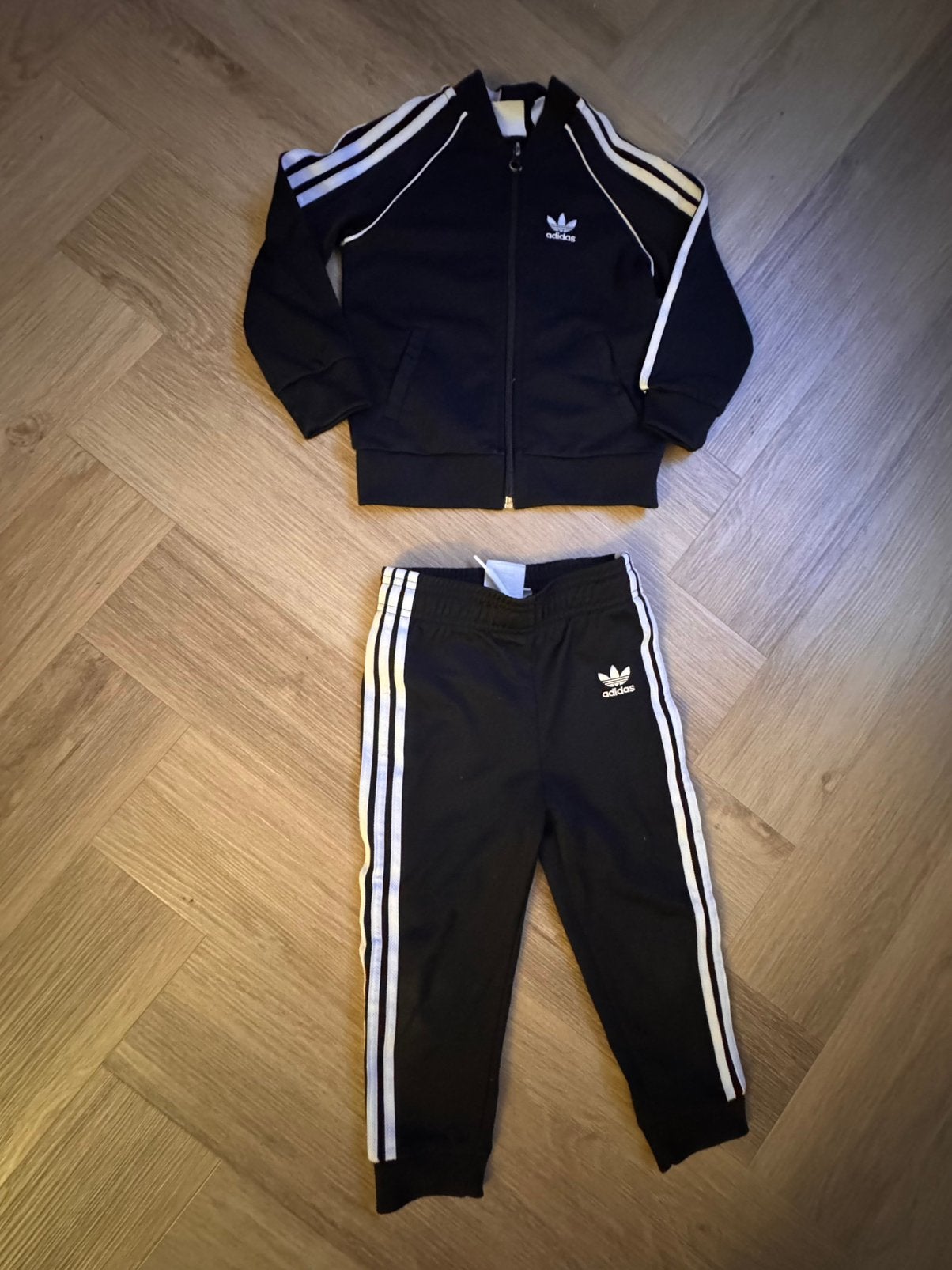 Mooi zwart Adidas trainingspak maat 98, Kinderen en Baby's, Ophalen of Verzenden, Zo goed als nieuw, Jongen of Meisje, Setje