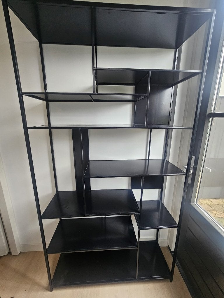 Zwart metalen open kast met asymmetrische vakken, Huis en Inrichting, Ophalen, Met plank(en), Gebruikt, 100 tot 150 cm