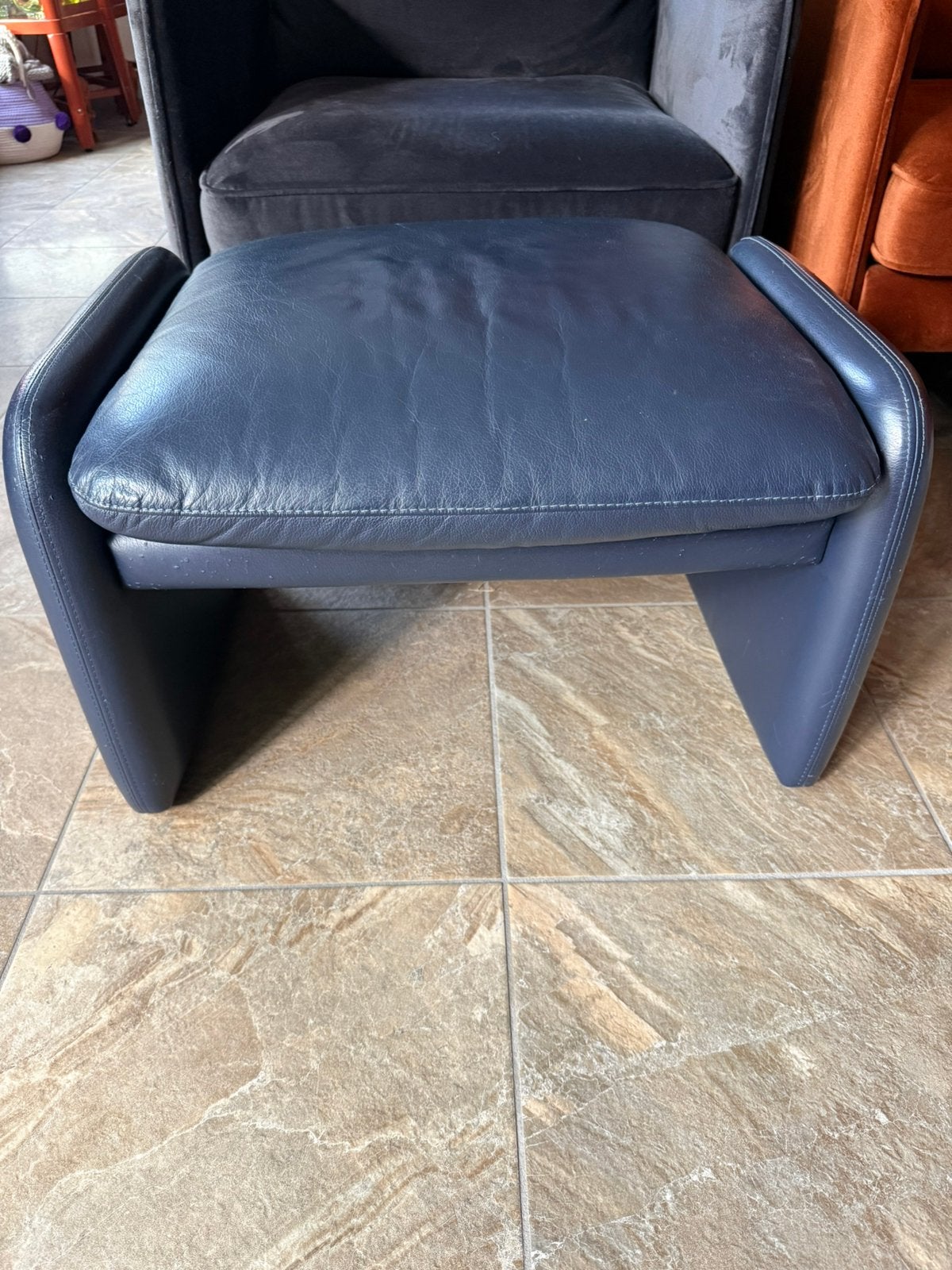 Leolux hocker ottoman voetenbank leer blauw, Ophalen, Eenpersoons, Zo goed als nieuw, Minder dan 150 cm