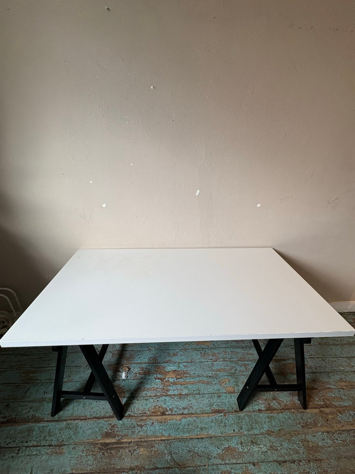 Ikea Bureau met zwarte schragen  en evt. bureaustoel, Ophalen, Gebruikt, 100 tot 150 cm, Tot twee personen