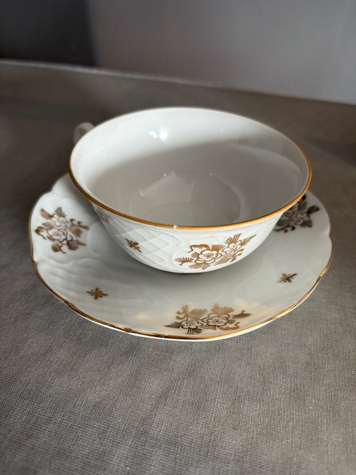 Set van 12 porseleinen kop en schotels met gouden decoratie, Antiek en Kunst, Ophalen