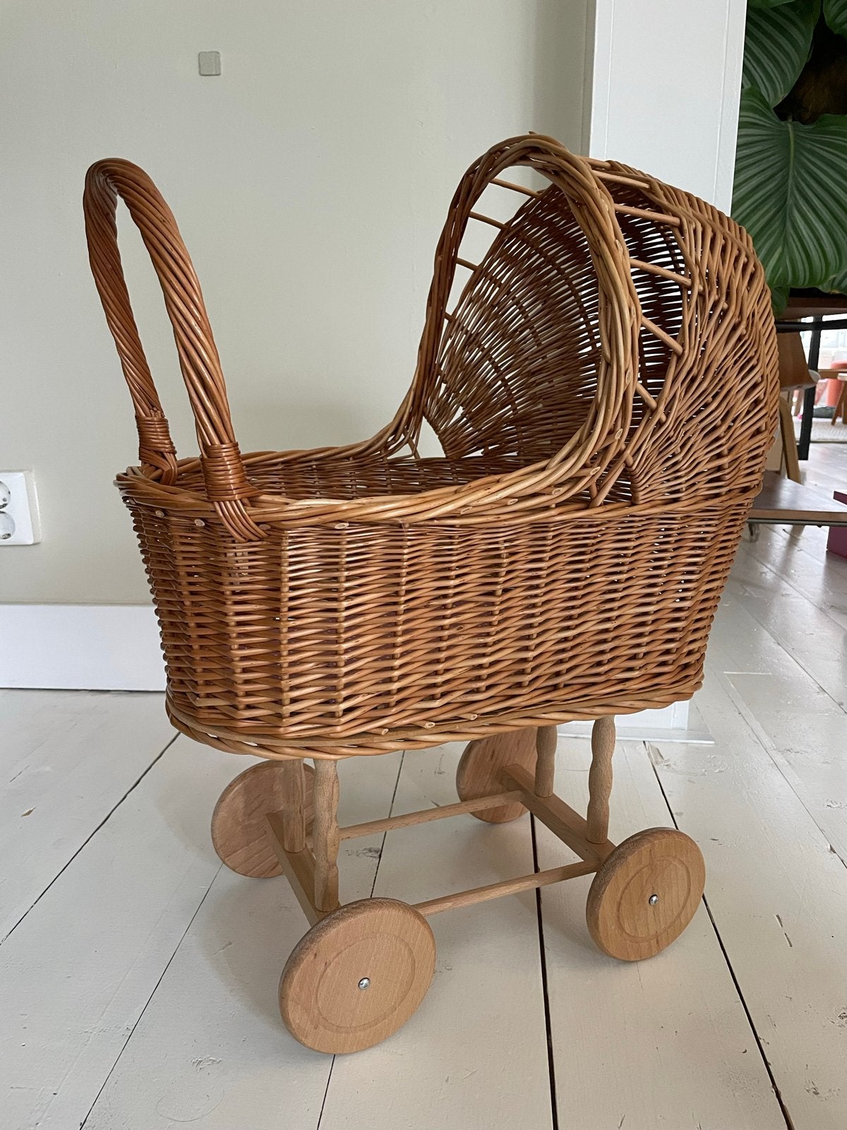 Rieten poppenwagen met houten onderstel en dichte kap, Ophalen, Zo goed als nieuw, Babypop
