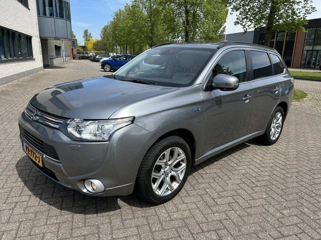 Mitsubishi Outlander 2.0 PHEV Instyle+ SCHUIFDAK CAMERA STOE, 4 cilinders, Automatische klimaatregeling, Leder, Hybride Elektrisch/Benzine