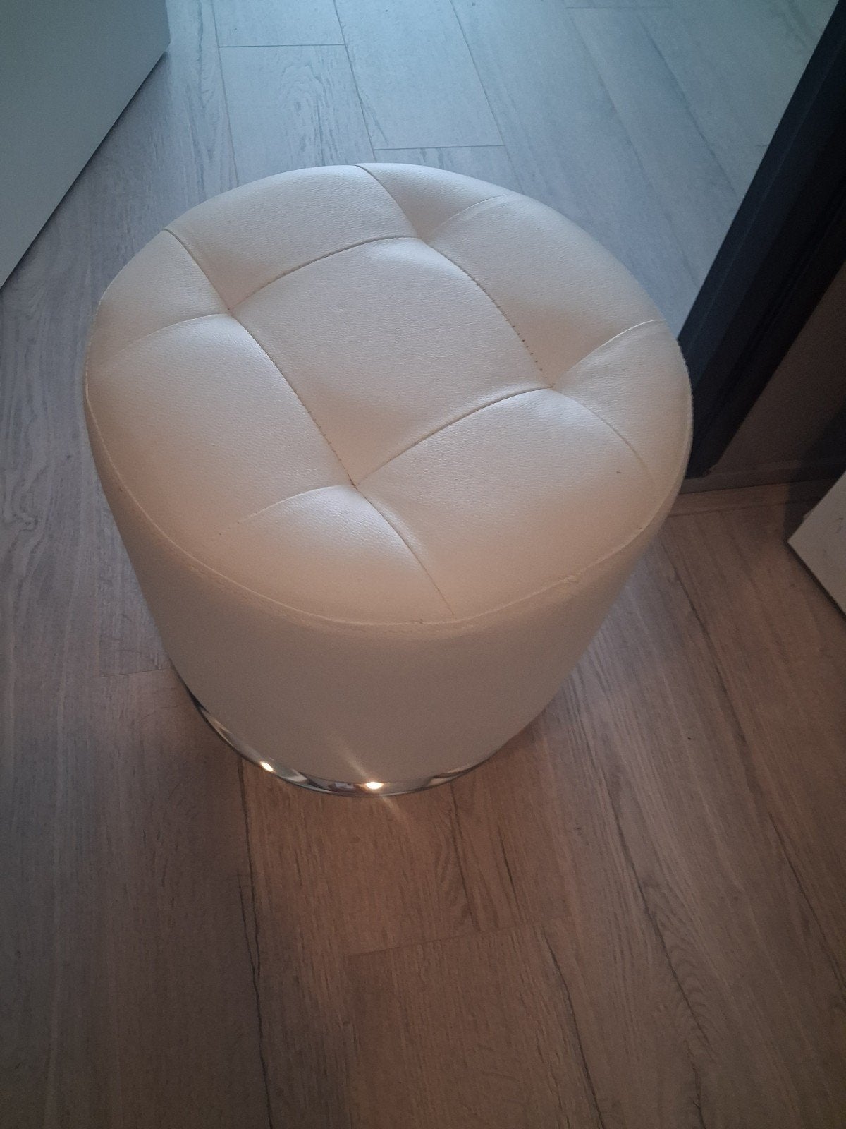 Witte poef met chromen onderstel, Ophalen, Minder dan 50 cm, Rond, Minder dan 50 cm