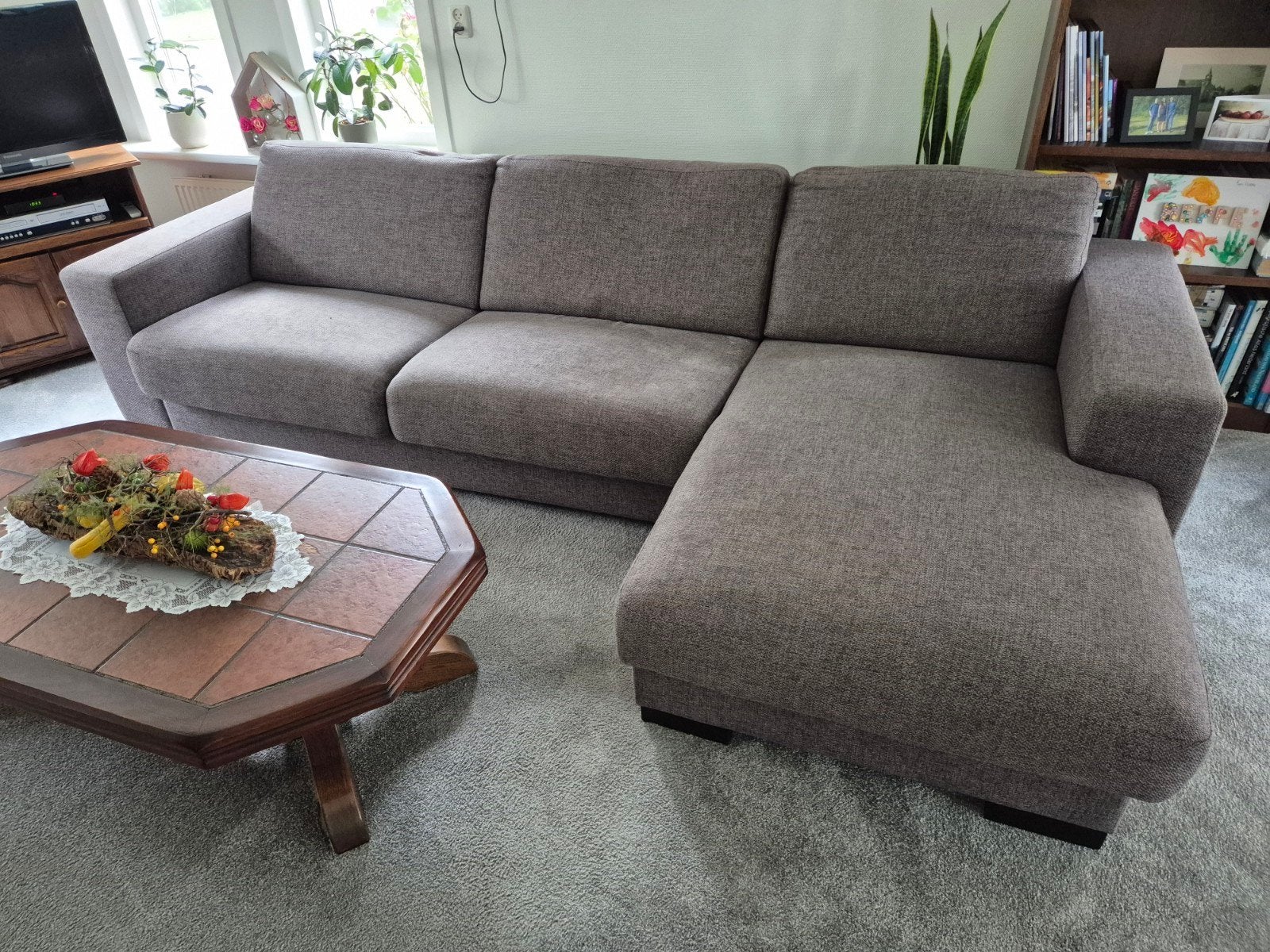 Moderne grijsbruine hoekbank met chaise longue, Ophalen, Zo goed als nieuw