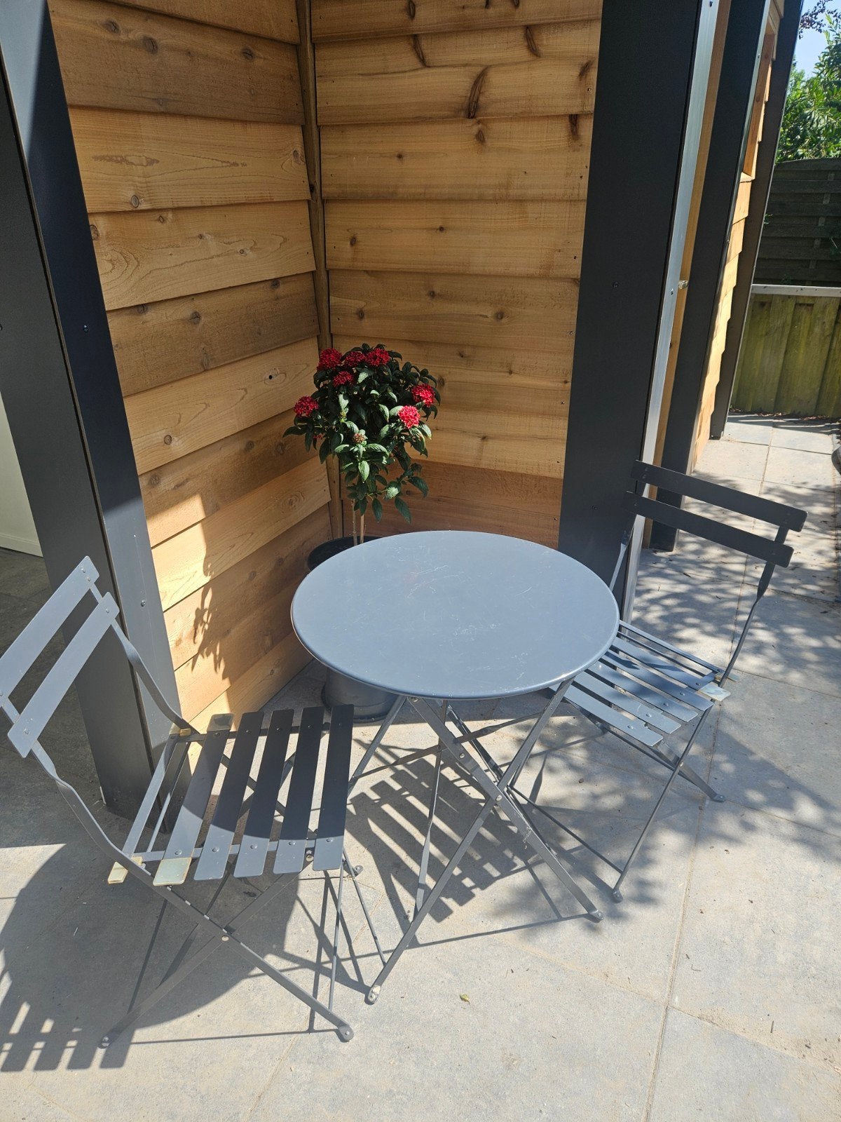 Balkonset: Ronde Tafel en 2 Klapstoelen - Grijs Metaal, Tuin en Terras, Tuintafels, Ophalen