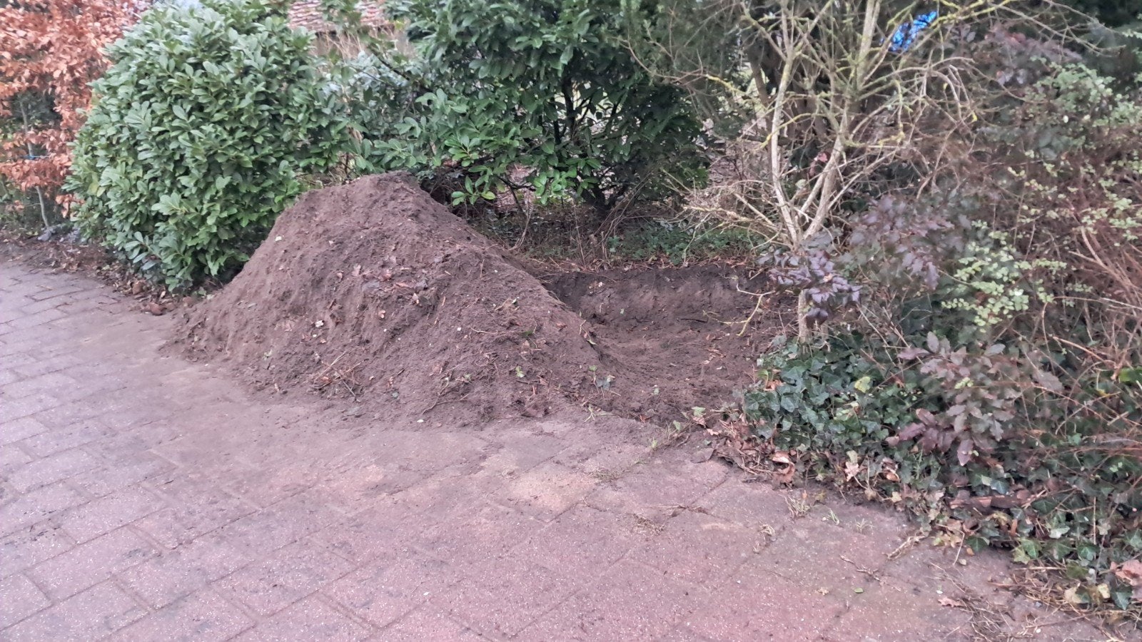 Gratis storten     Geel straatzand of zwarte grond/zand, Ophalen of Verzenden, Gebruikt, Straatzand