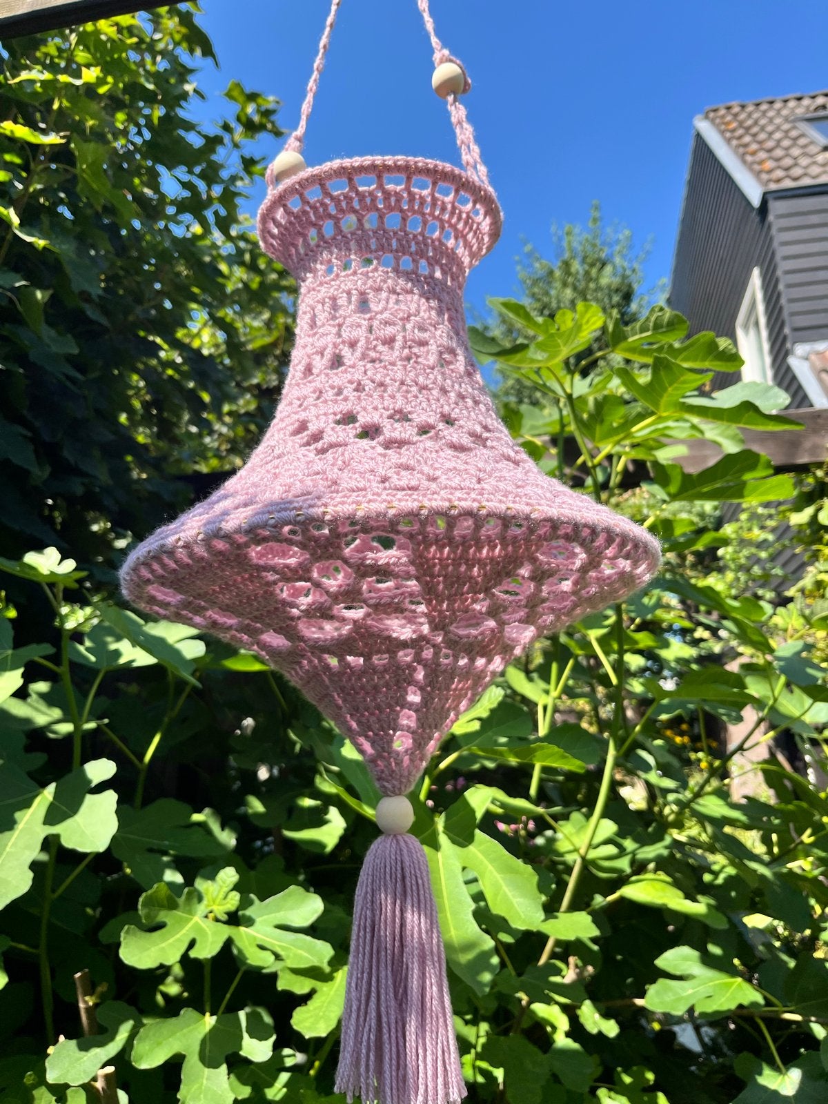 Oud roze gehaakte lampion met houten kralen, Ophalen of Verzenden, Nieuw, Roze, Textiel