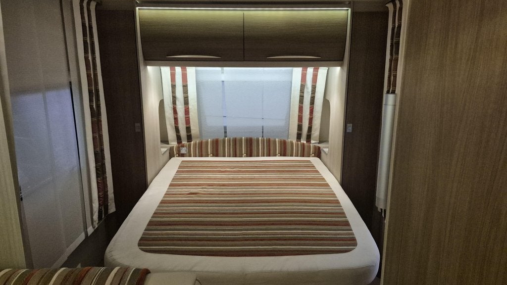 Foto 5 van Bürstner Averso 470 TS. Queensbed, Mover.