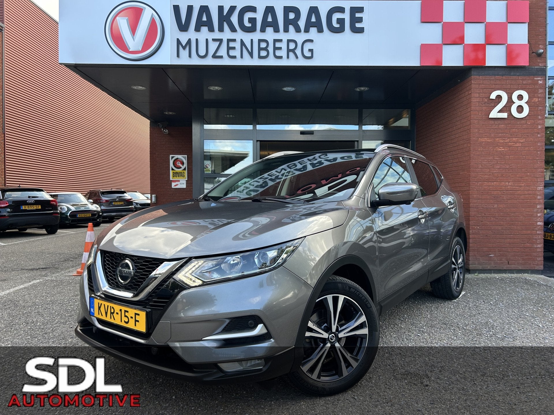 Nissan QASHQAI 1.3 DIG-T 160PK! N-Connecta // PANO-DAK // NA, Stof, Gebruikt, Zwart, 4 cilinders