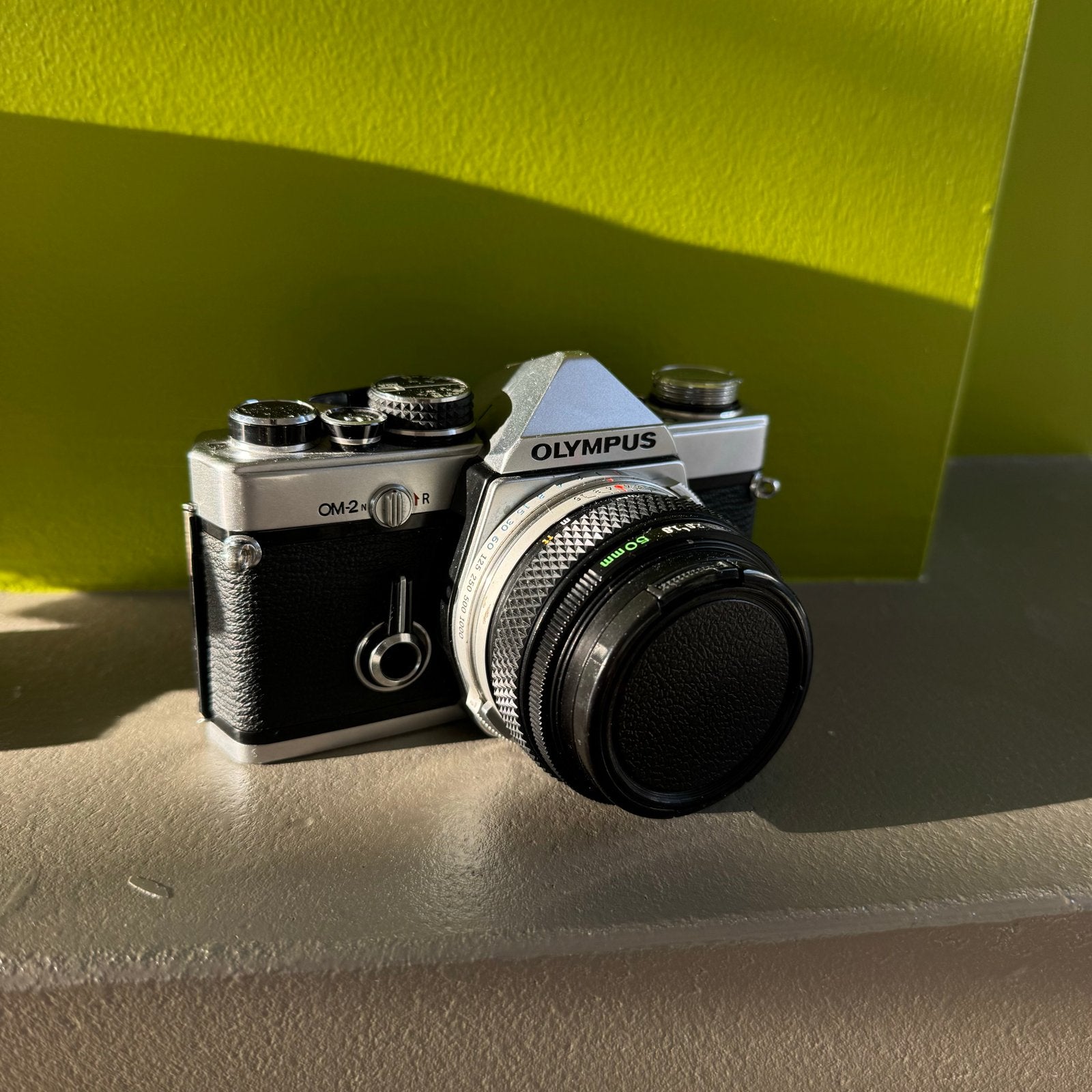 Olympus OM-2N Spiegelreflexcamera met Zuiko 50mm f/1.8 lens, Ophalen of Verzenden, Niet werkend, Spiegelreflex, Olympus