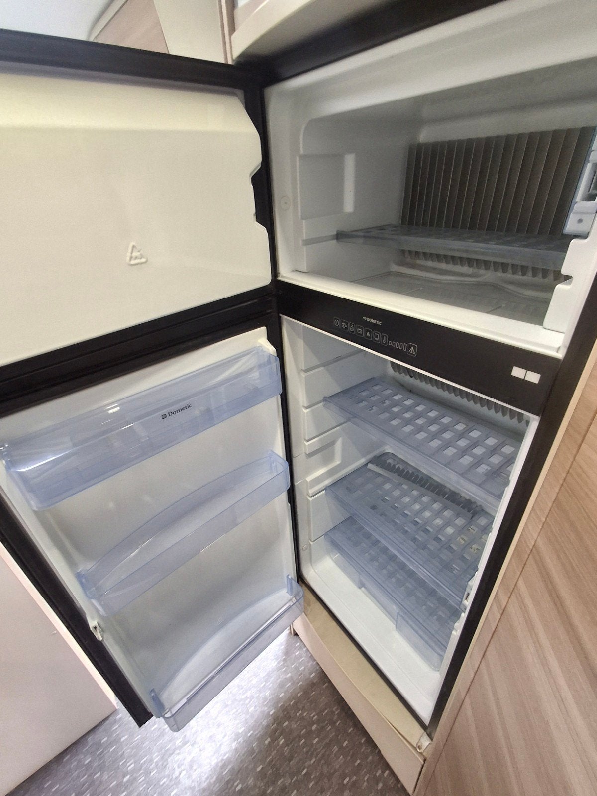 Foto 17 van " ADRIA CORAL S 670 SL -2013 - 65000 KM - APARTE BEDDEN'"